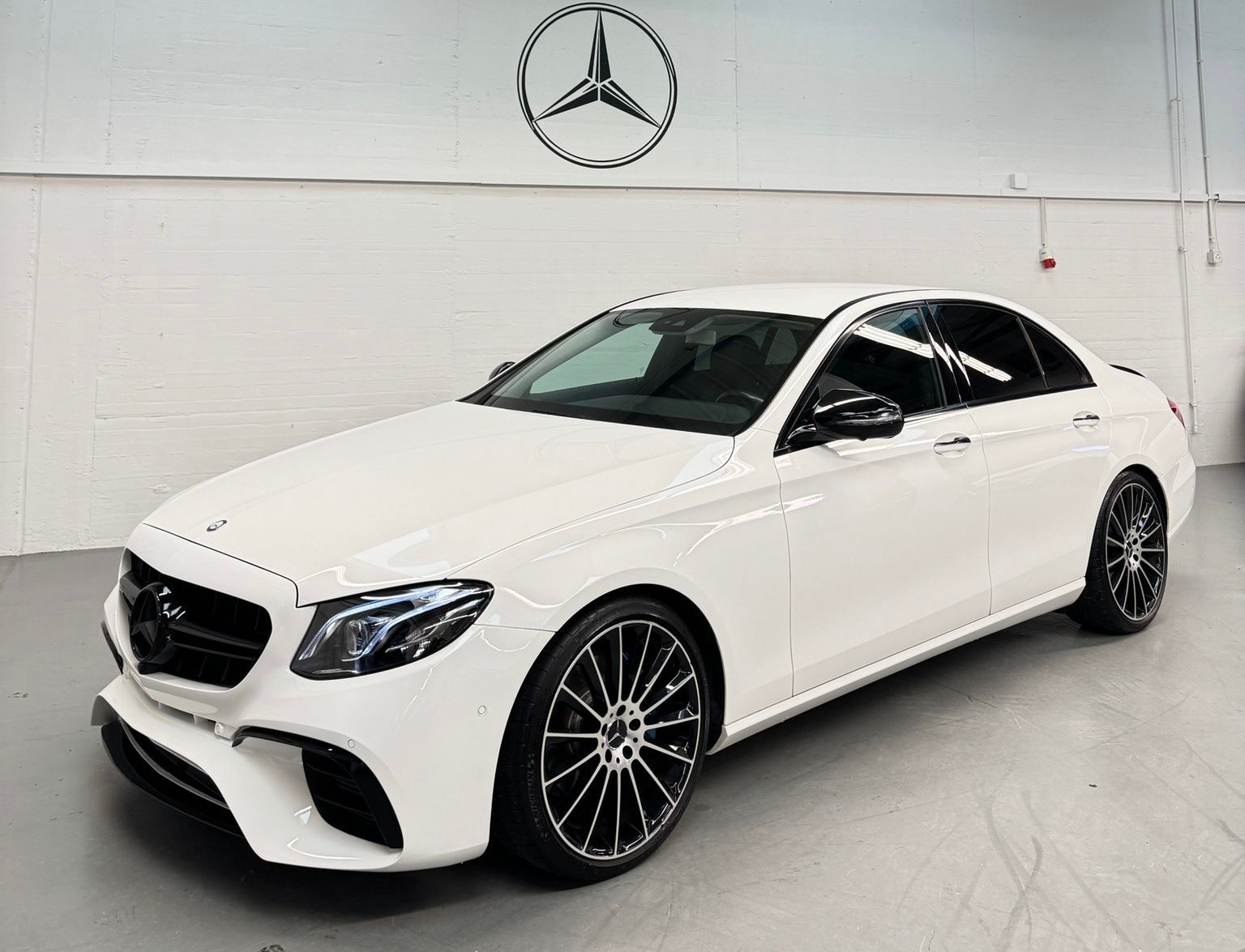 MERCEDES-BENZ E 350 AMG ( E63 AMG Body Kit ) 9G-Tronic Limited White Black Performance