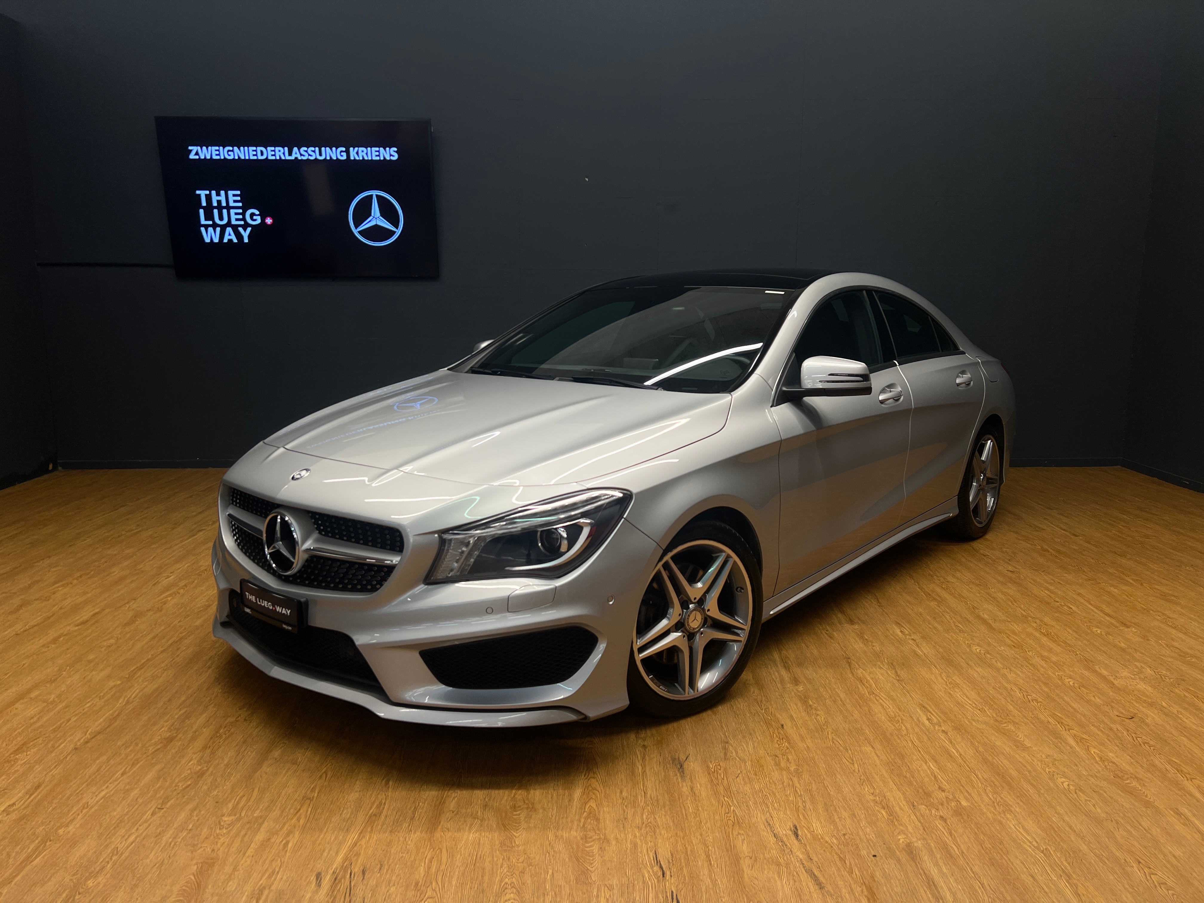 MERCEDES-BENZ CLA 250 4M - AMG / Rückfahrkamera / Panorama-Dach / Bi-Xenon