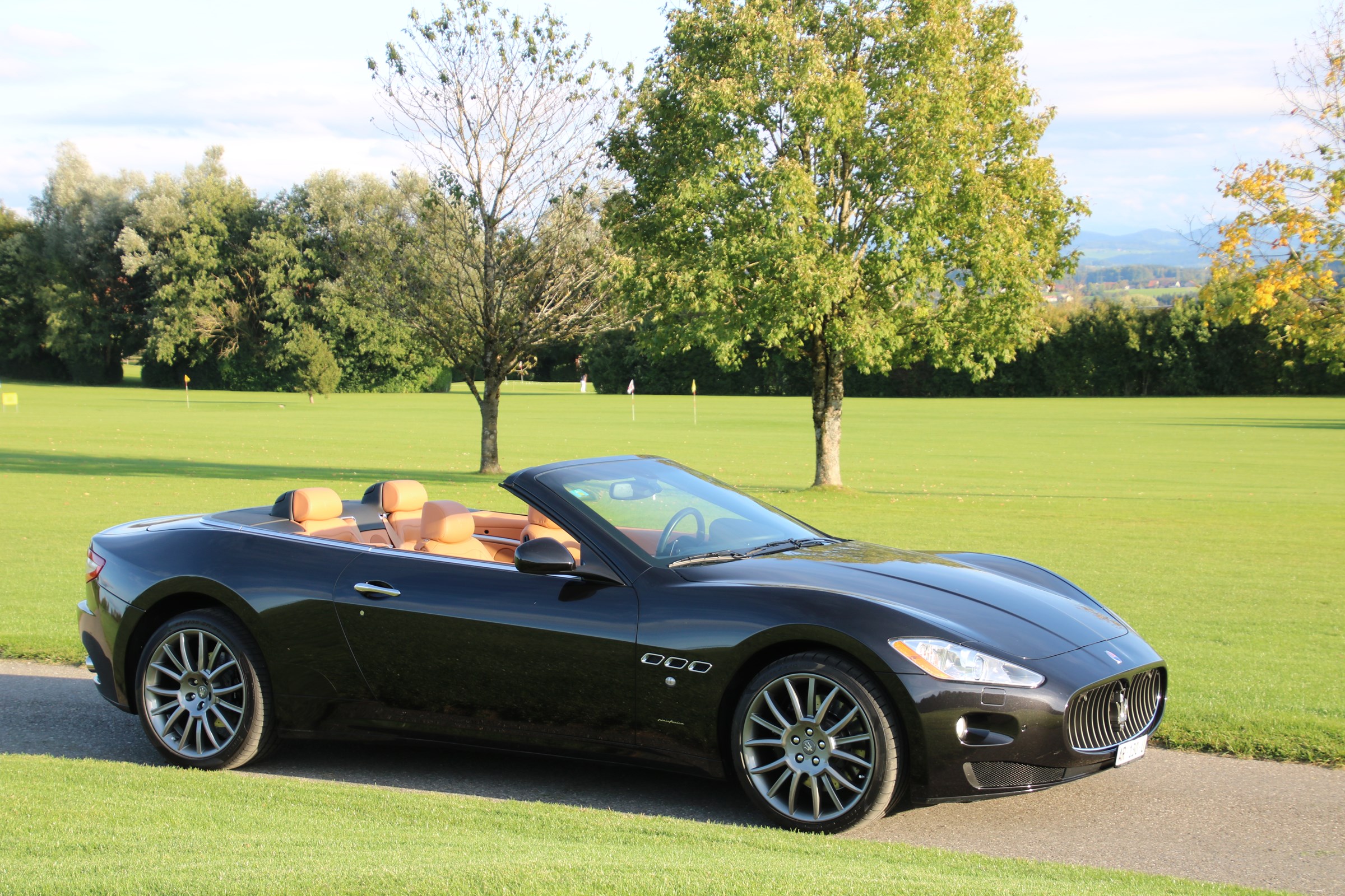 MASERATI GranCabrio in Traumfarbkombination Schwarz / Beige