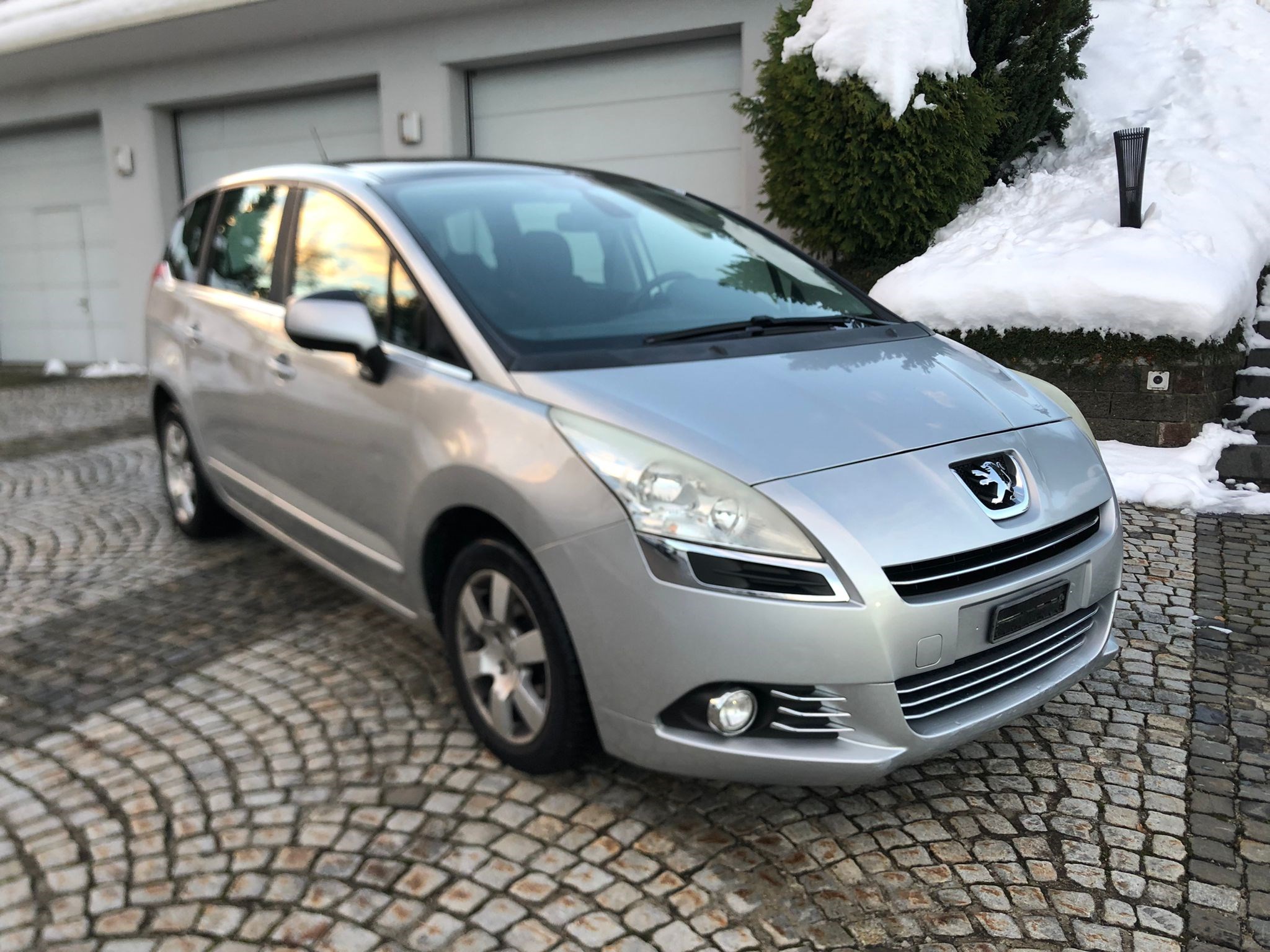 PEUGEOT 5008 1.6 16V T Sport Pack