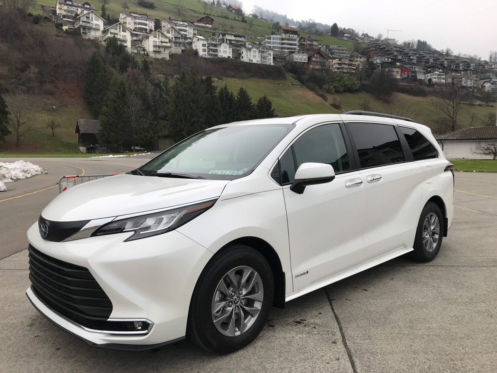 TOYOTA Sienna 2.5L HYBRID AWD XLE Blizzard White