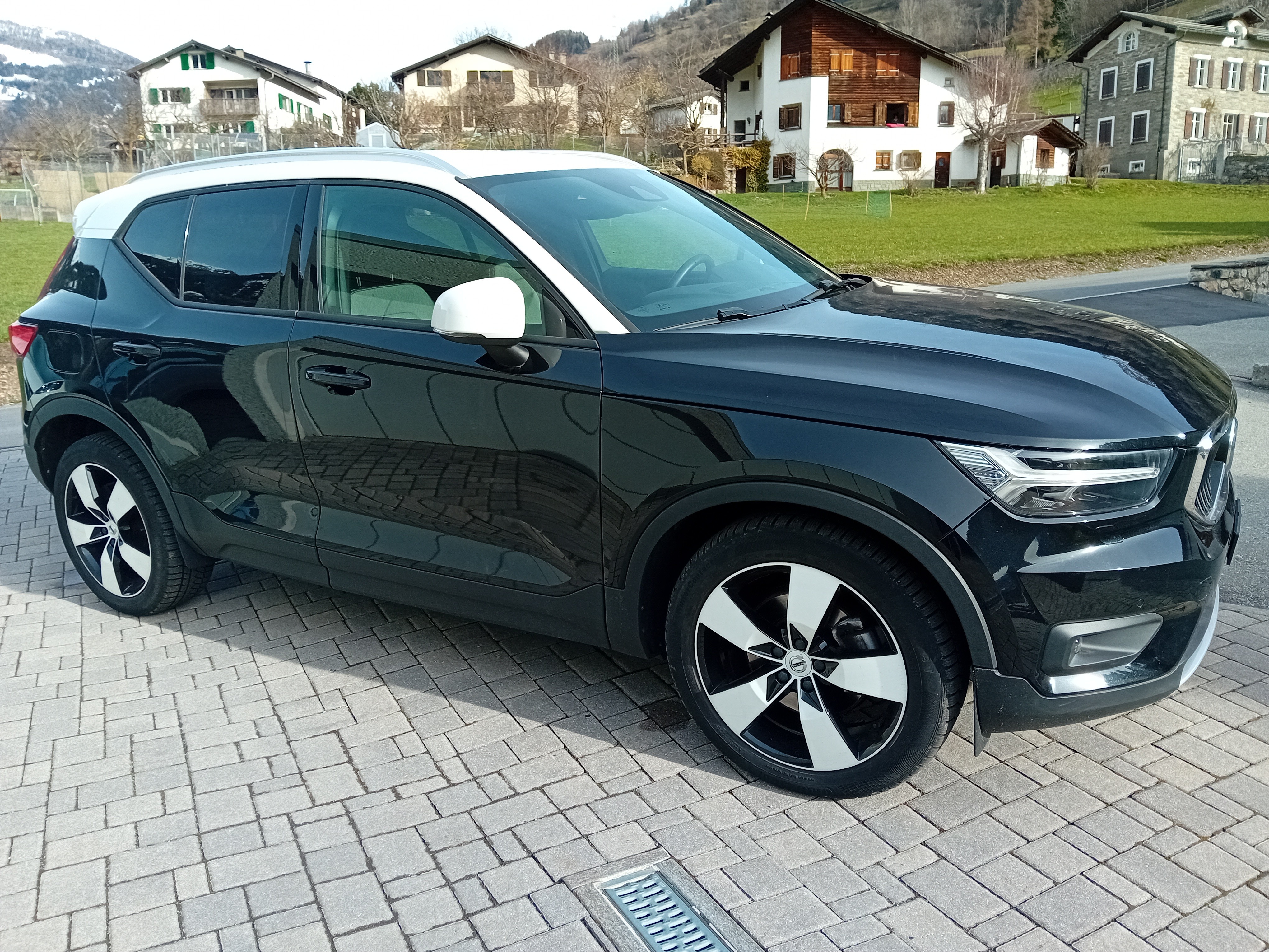 VOLVO XC40 B4 Benzin Mild Hybrid AWD Momentum Geartronic