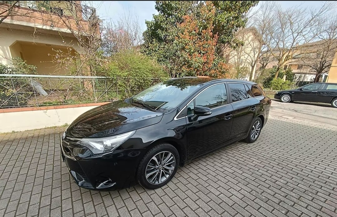 TOYOTA Avensis Touring Sports 2.0 D-4D Swiss Trend