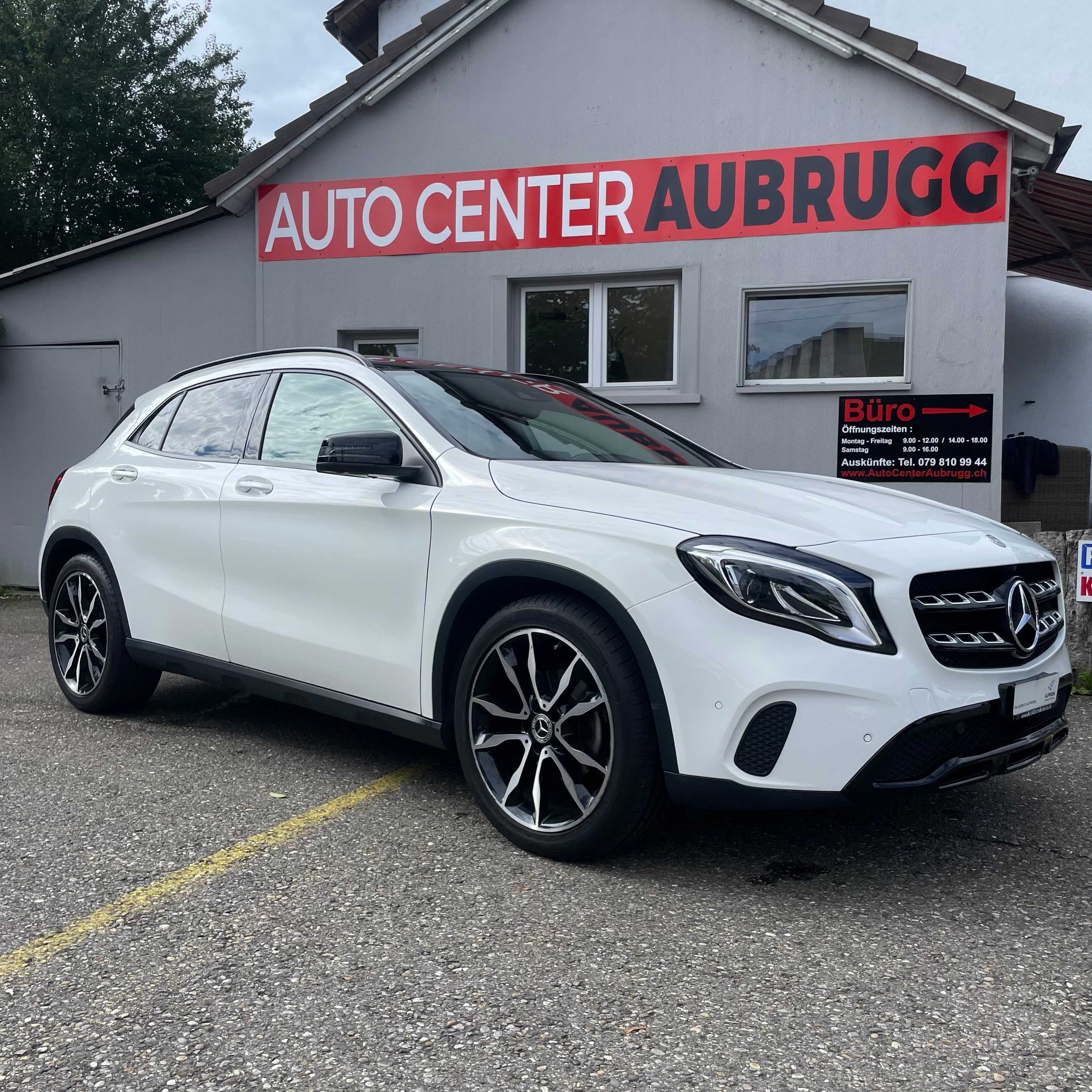 MERCEDES-BENZ GLA 200 Night Star 7G-DCT *PANORAMA-DACH*