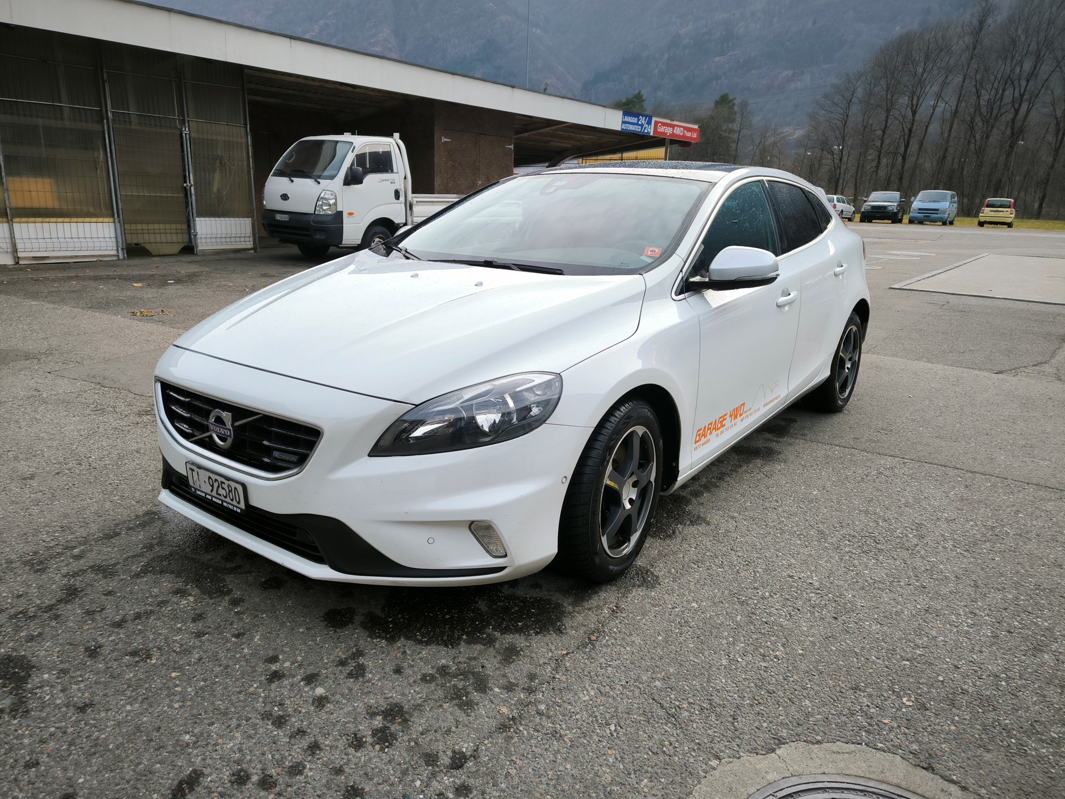 VOLVO V40 D3 Momentum R-Design