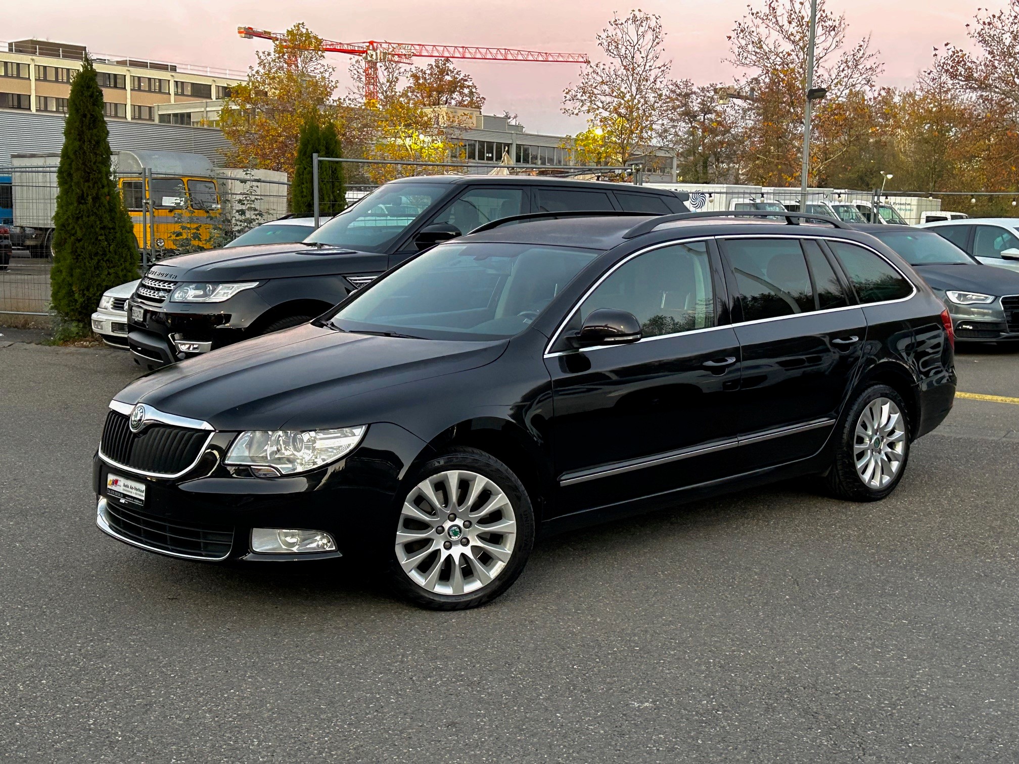 SKODA Superb Combi 2.0 TDi Ambition DSG / Ab MFK / 8-fach bereift / Navi / PDC / Sitzheizung / Leder