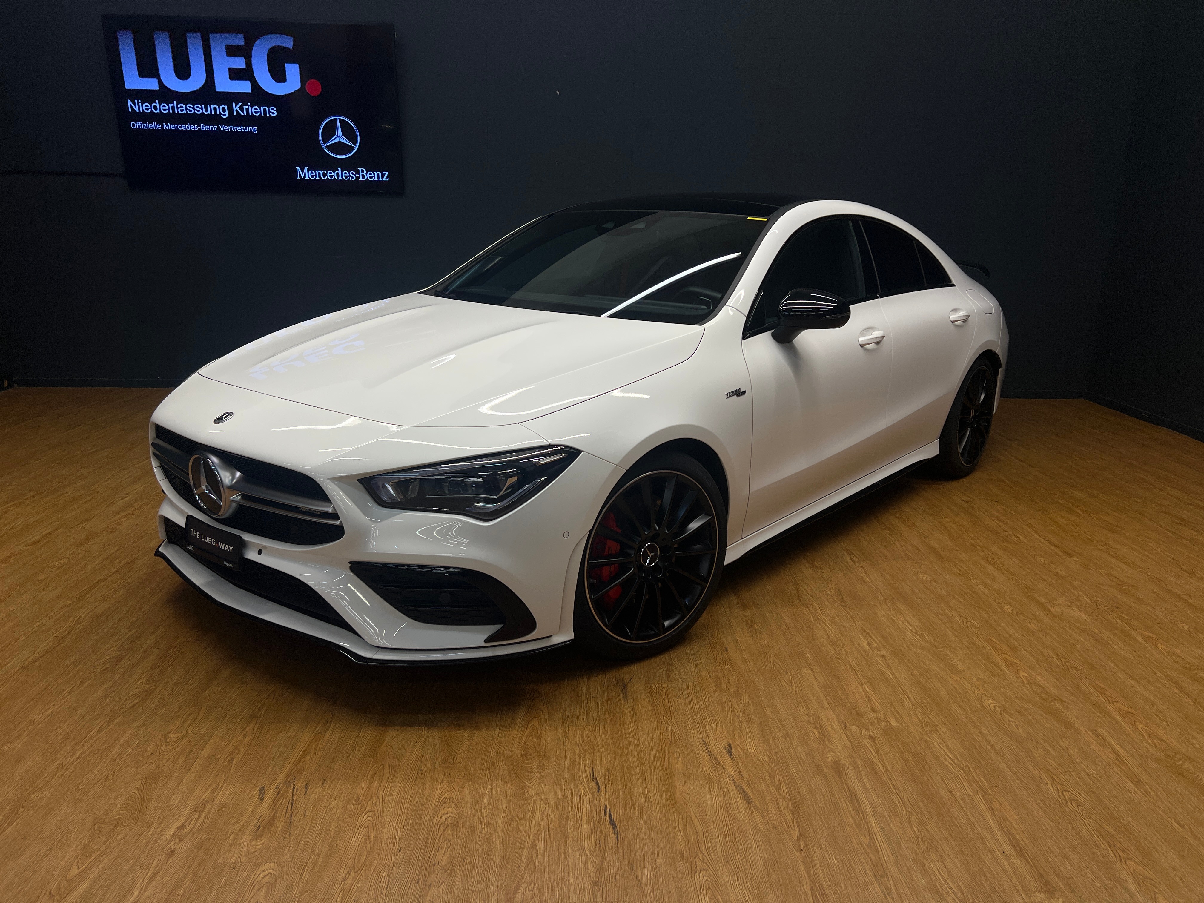 MERCEDES-BENZ CLA 35 AMG 4M - Multibeam LED / Rückfahrkamera / Panorama-Dach / Spiegel-Paket