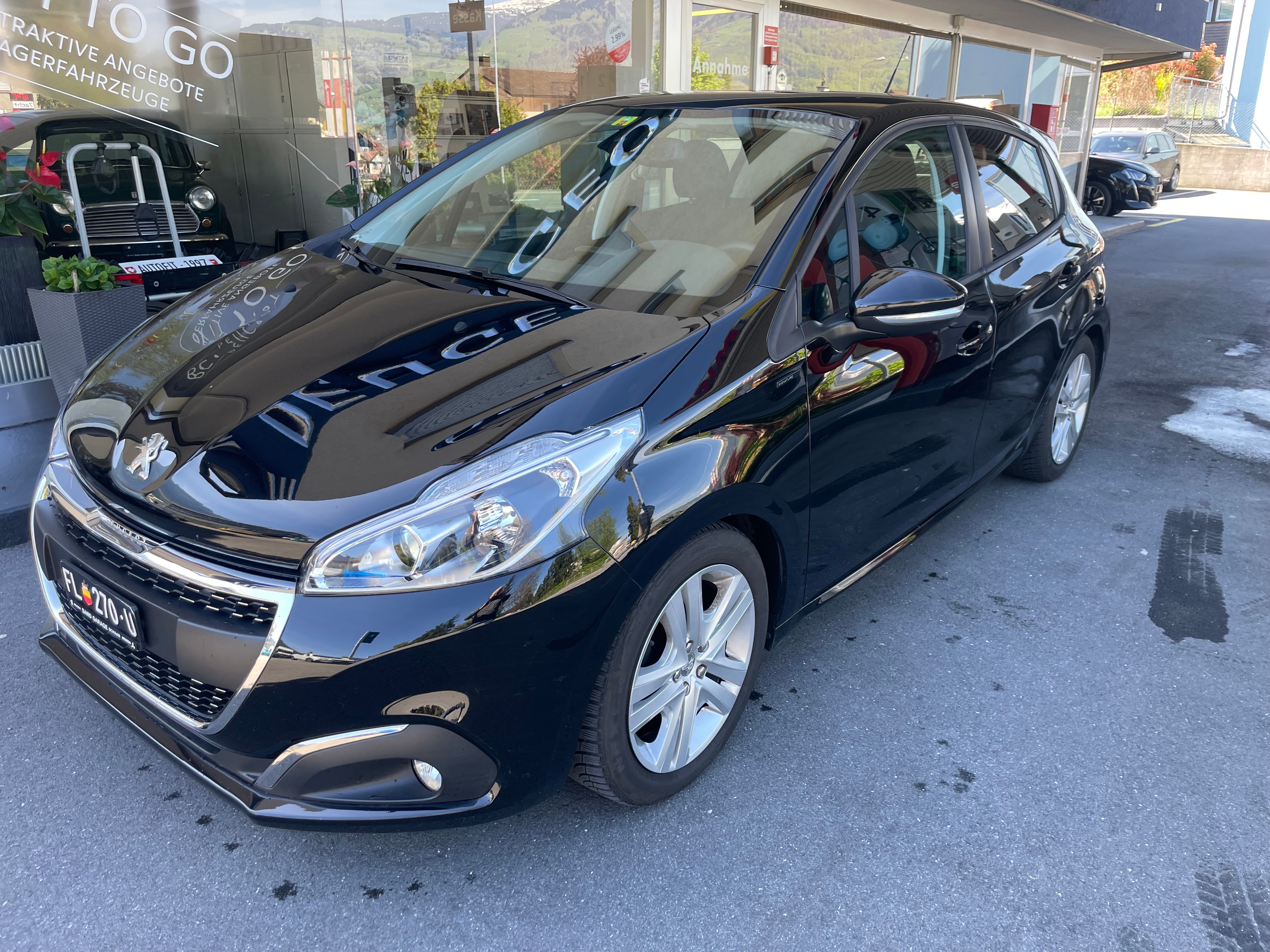 PEUGEOT 208 1.2 PureTech Signature