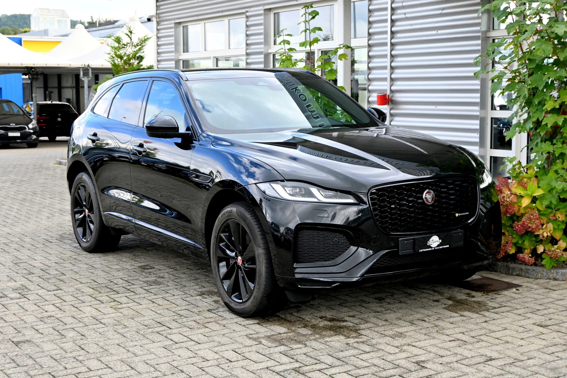 JAGUAR F-Pace 2.0 P250 R-Dynamic Black AWD Werksgarantie bis 12.2025