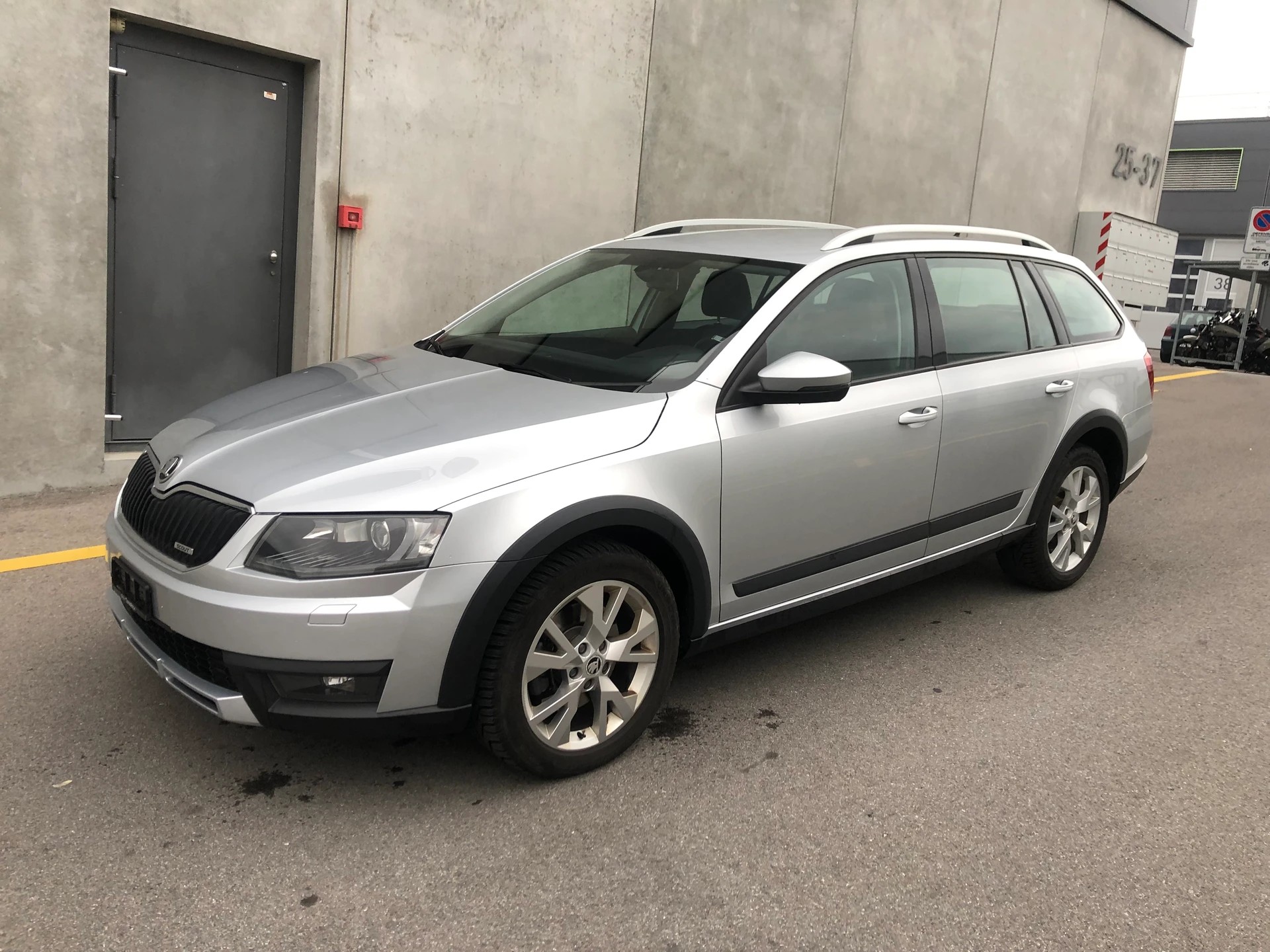 SKODA Octavia Combi 2.0 TDI Scout 4x4 DSG (65)