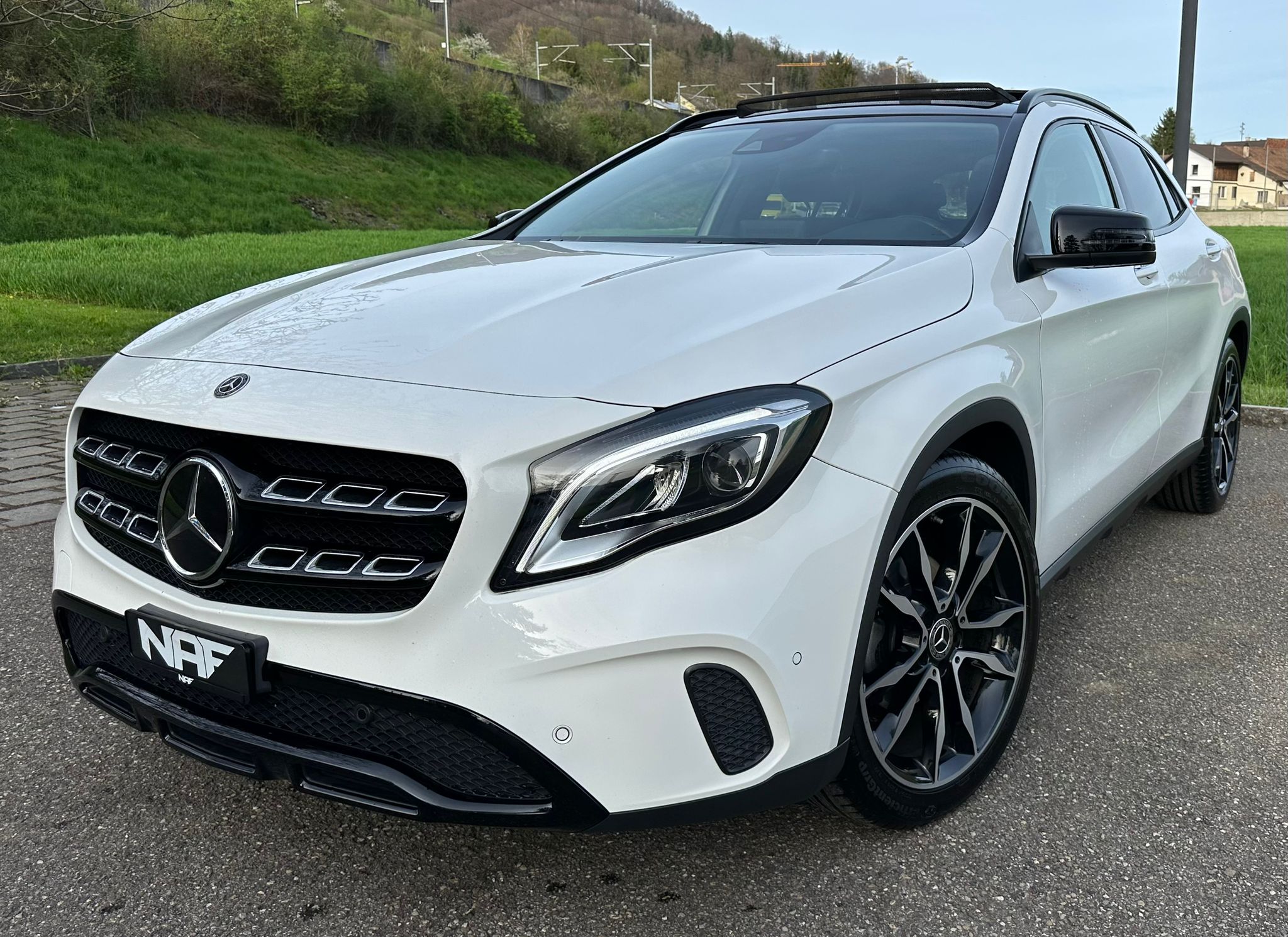 MERCEDES-BENZ GLA 200 Night Star 7G-DCT