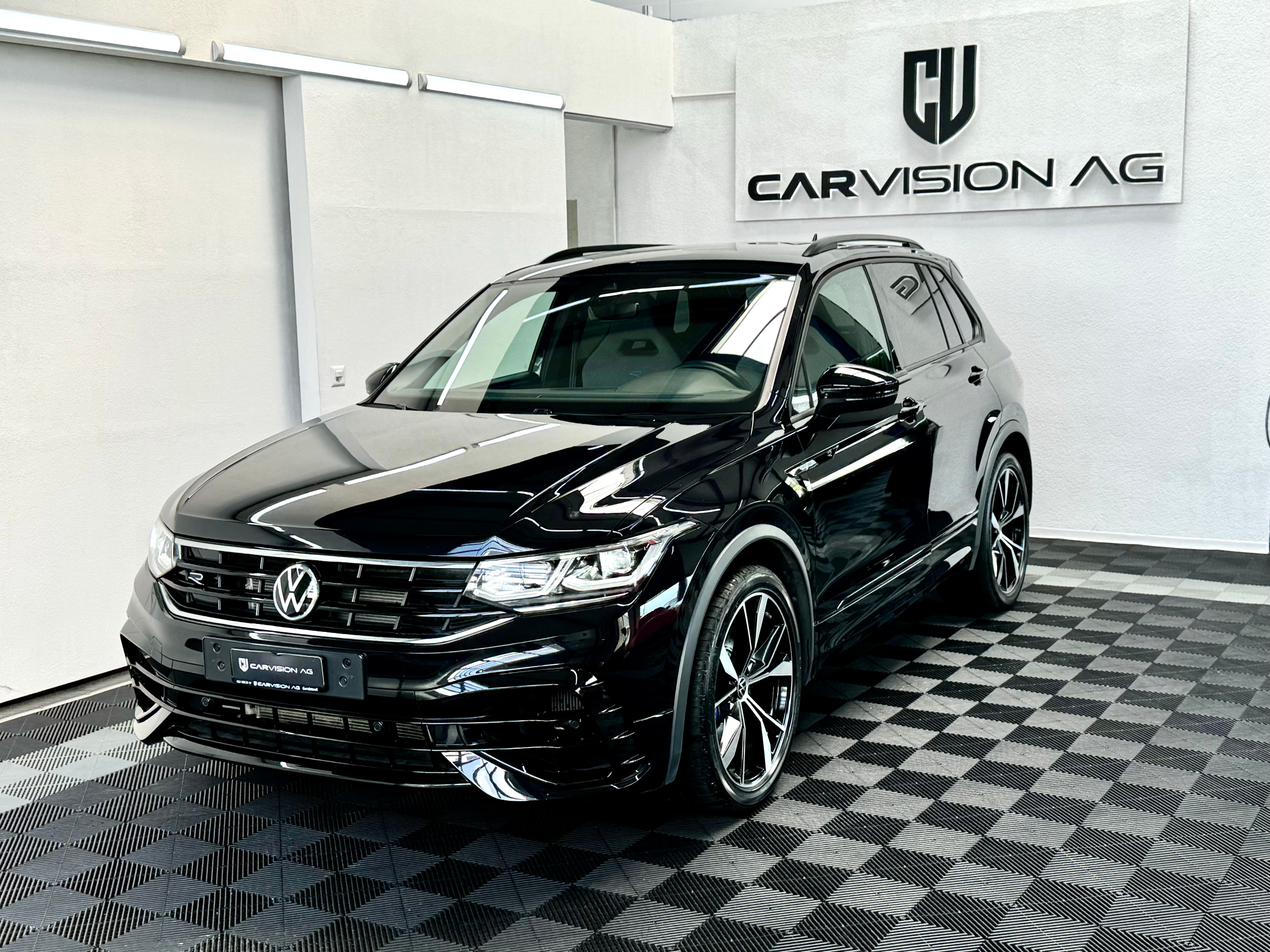 VW Tiguan 2.0TSI R 4Motion DSG * AKRAPOVIC *