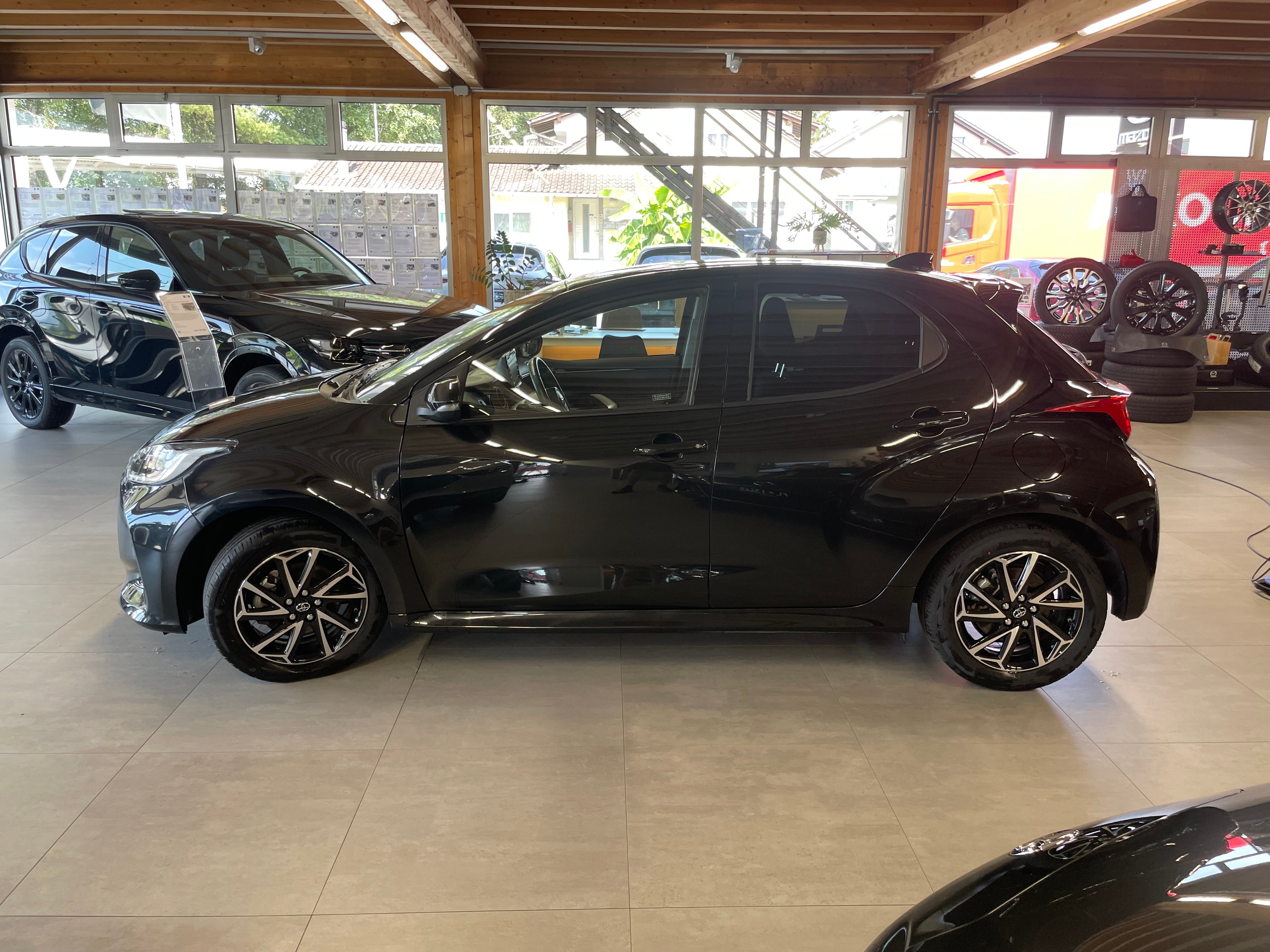 TOYOTA Yaris 1.5 Premium Hybrid e-CVT *Vollausstattung*