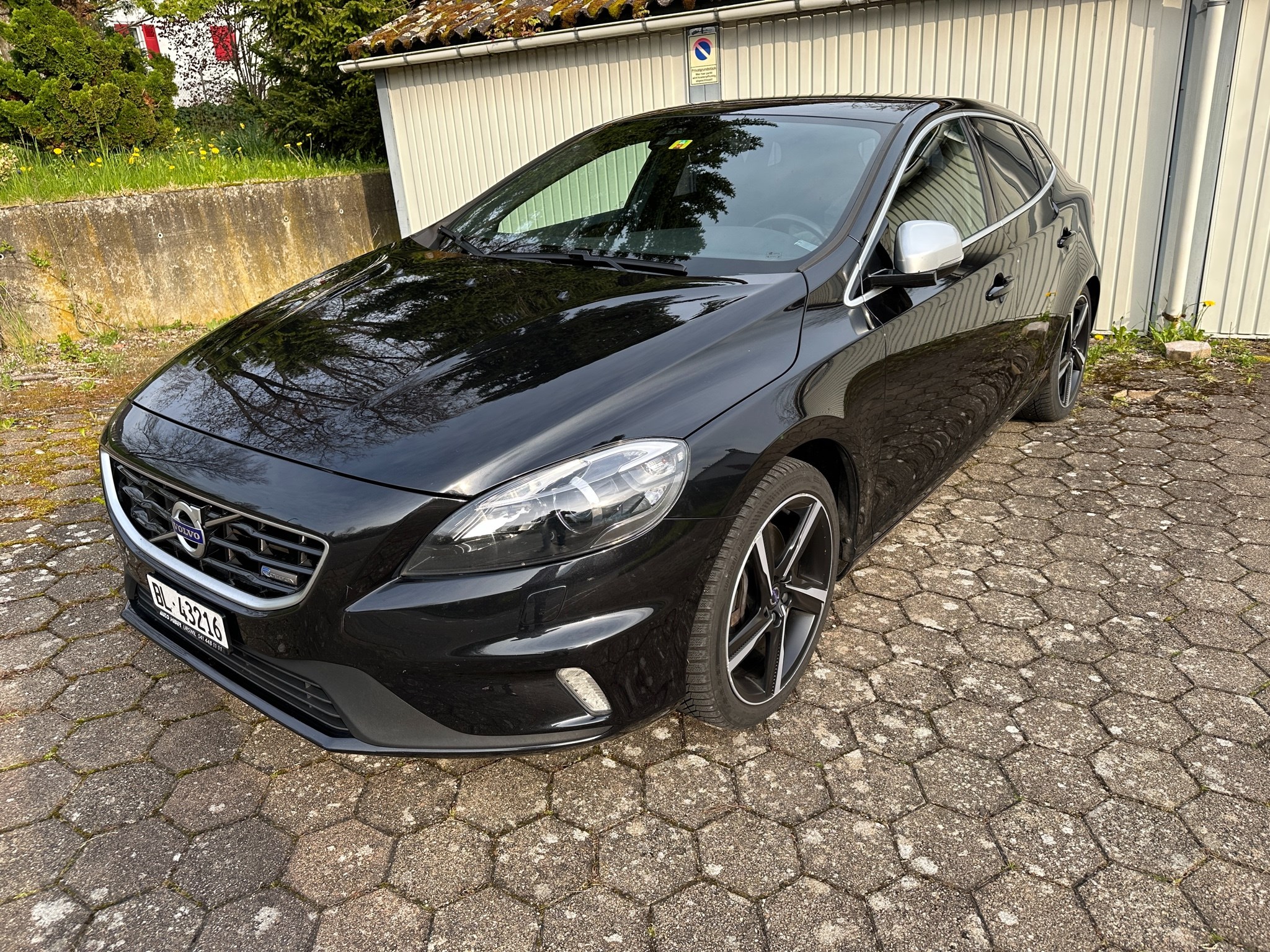 VOLVO V40 D4 Momentum R-Design