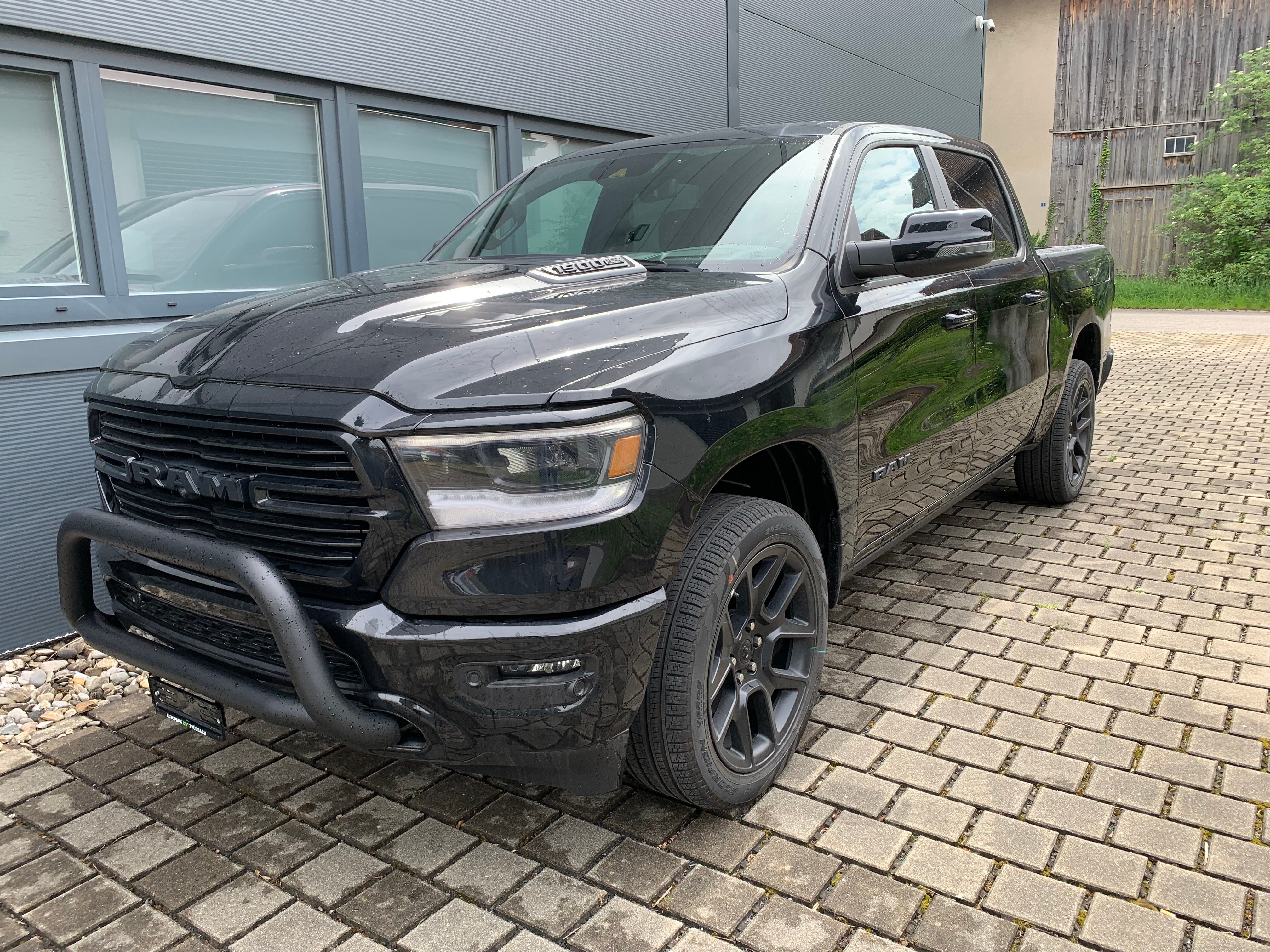 DODGE Ram 1500 Laramie Crew Cab Night Edition