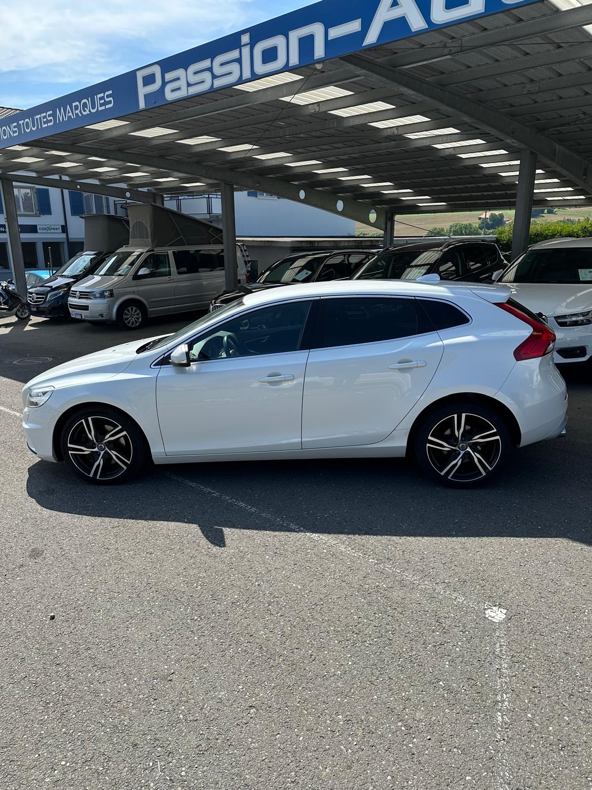 VOLVO V40 T2 Momentum R-Design Geartronic