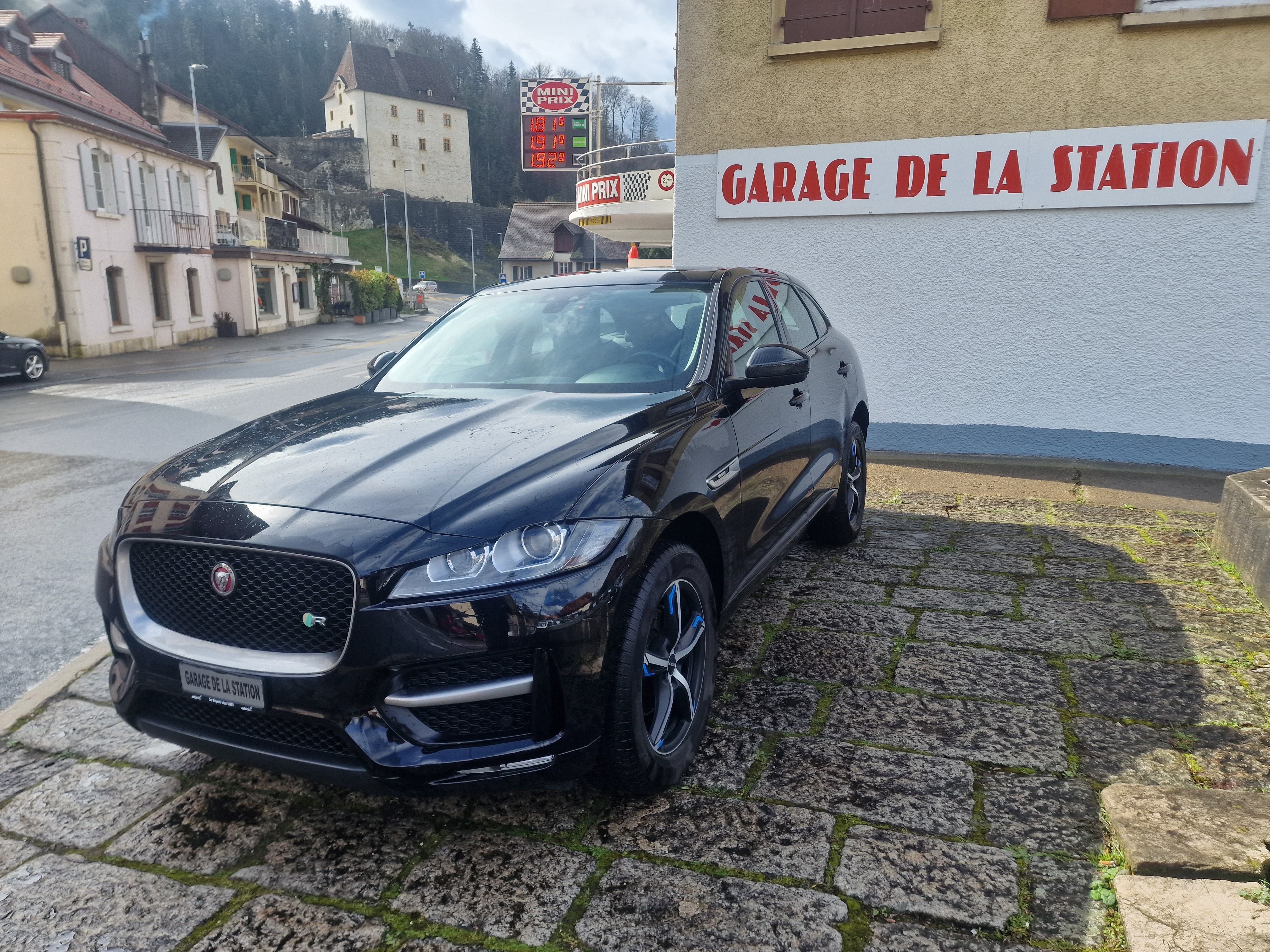 JAGUAR F-Pace 2.0d Pure AWD Automatik