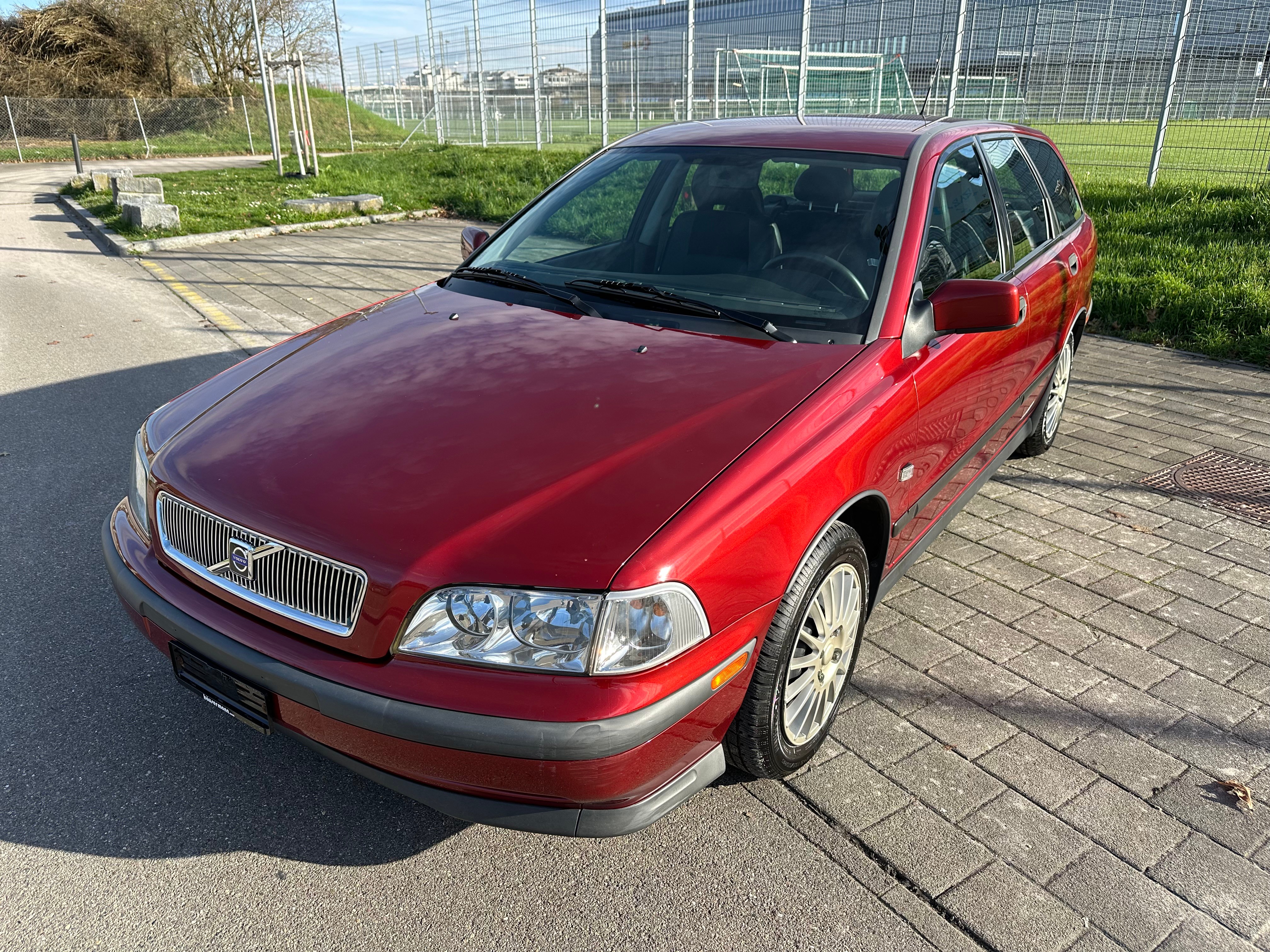 VOLVO V40 T4