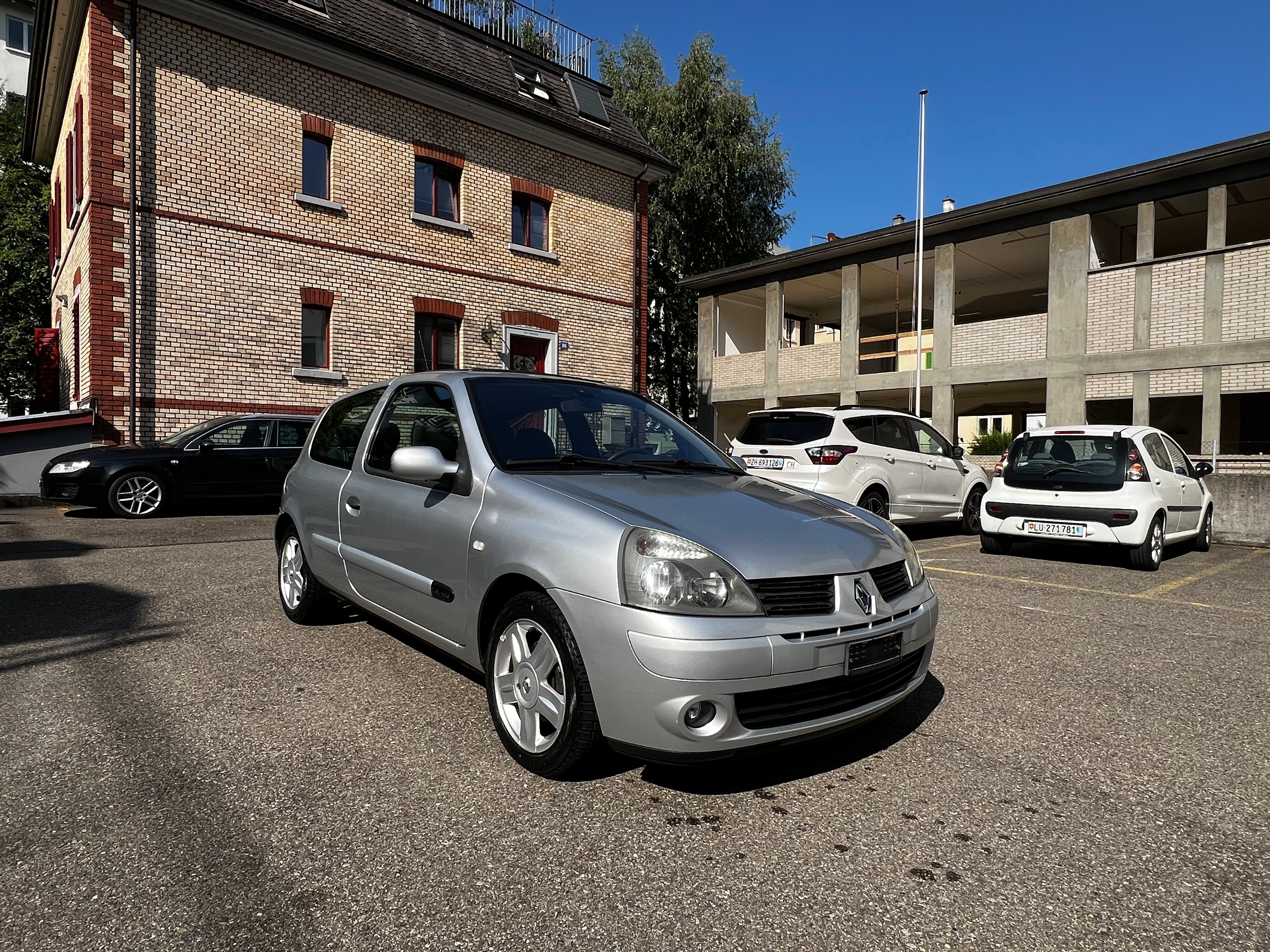 RENAULT Clio 1.4 16V Dynamique Luxe (Frisch Ab MFK)