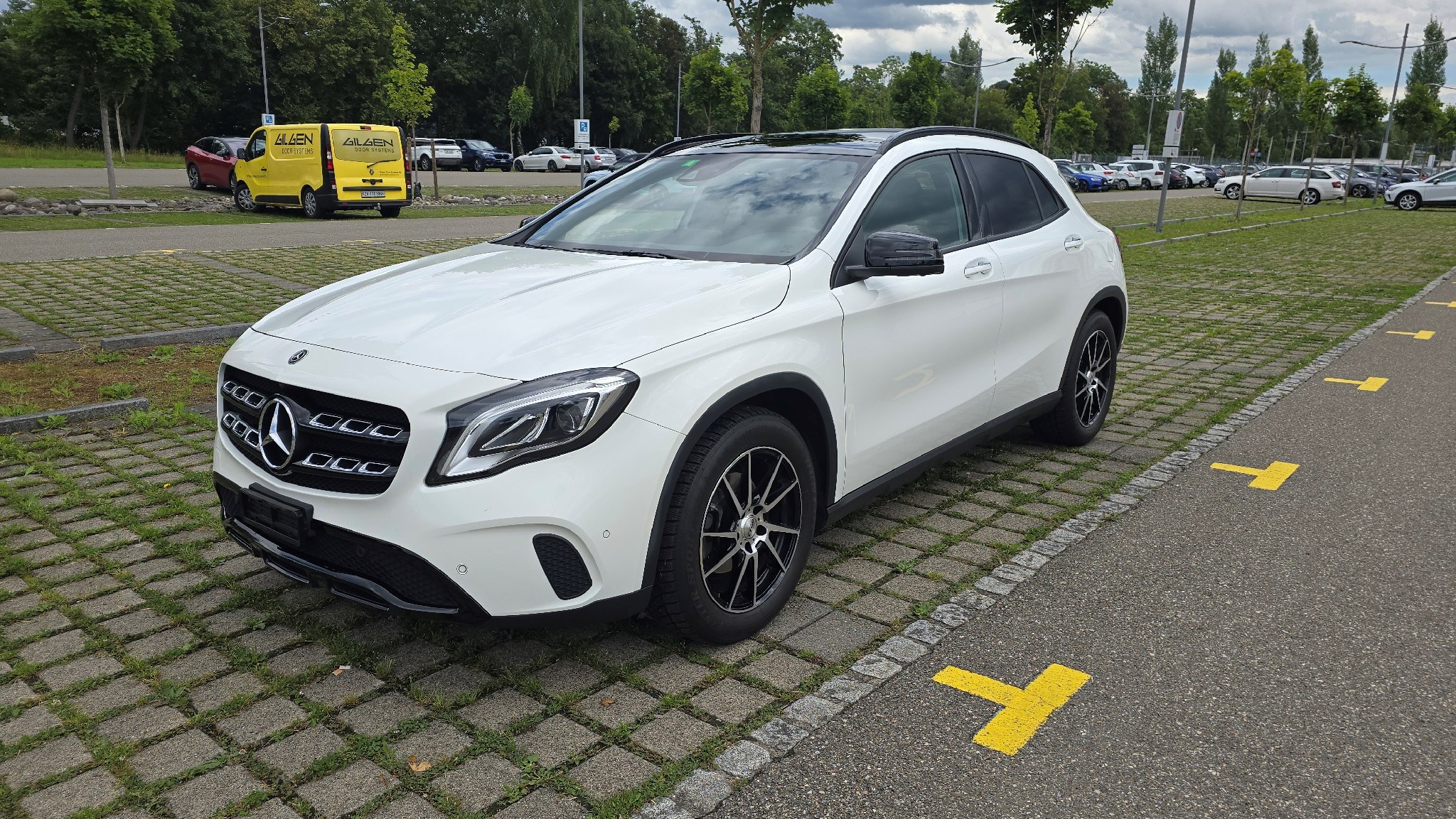 MERCEDES-BENZ GLA 200 Night Star 7G-DCT