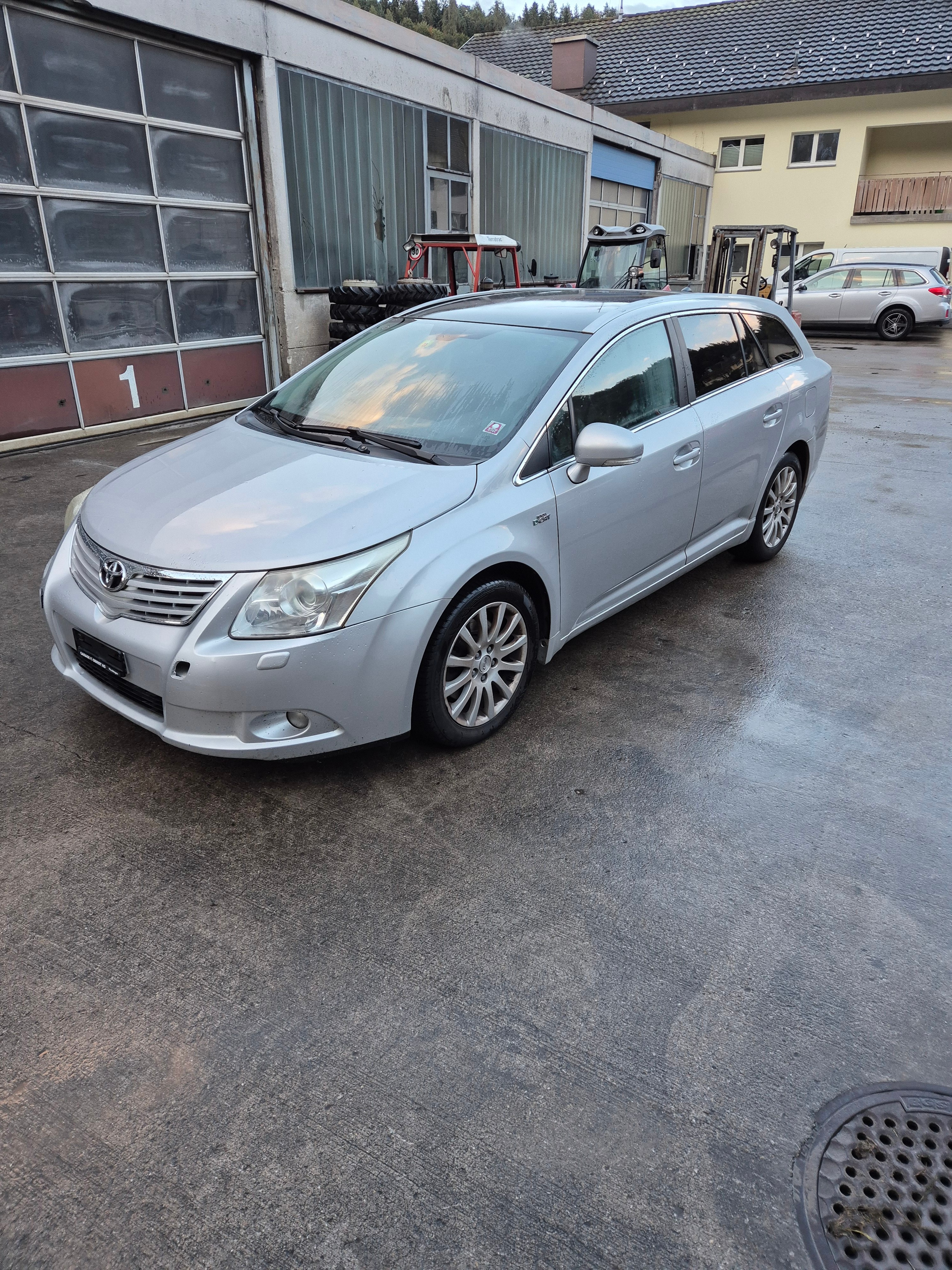 TOYOTA Avensis Sportswagon 2.2D-CAT Linea Sol Premium