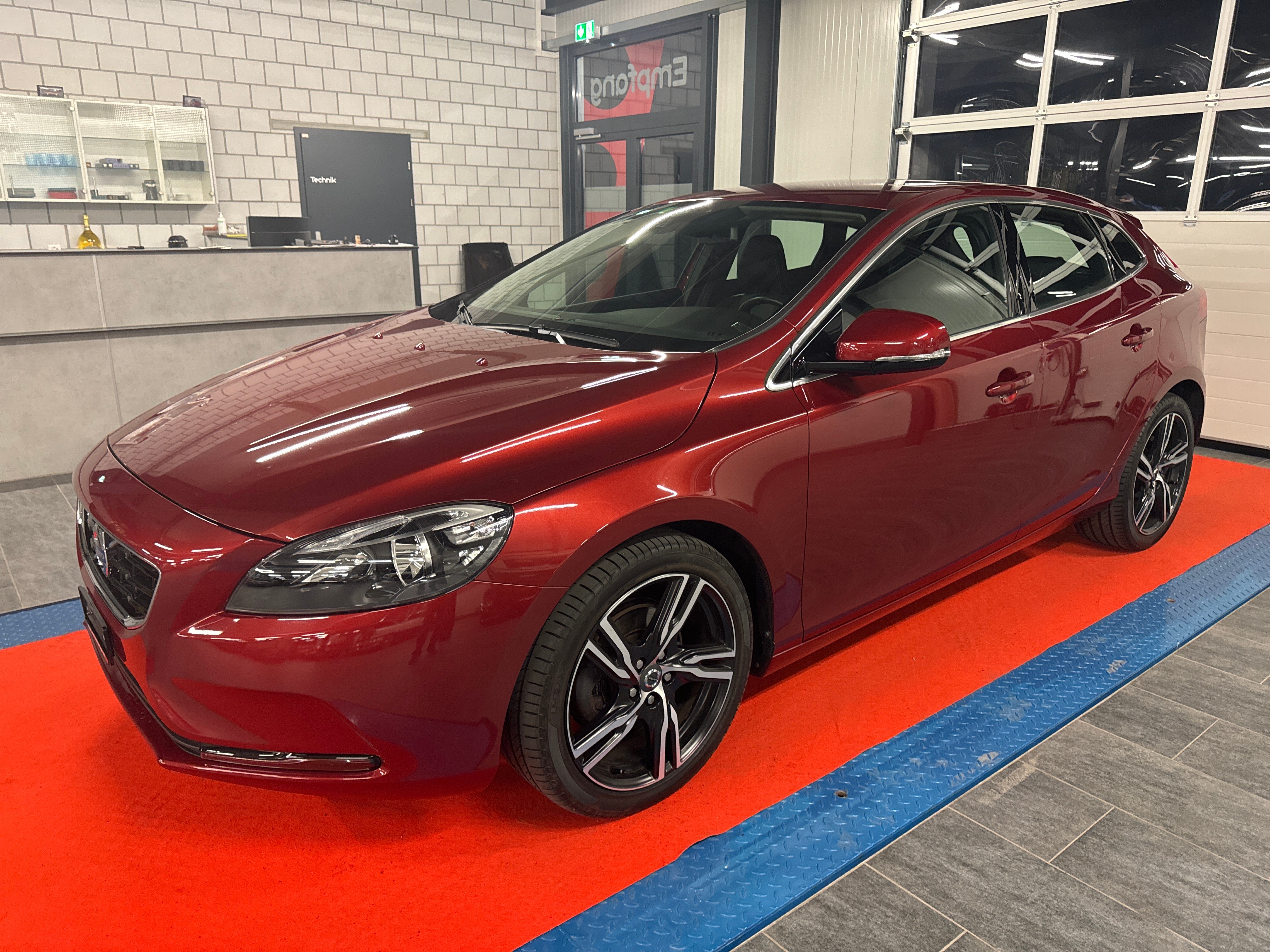 VOLVO V40 T3 Momentum