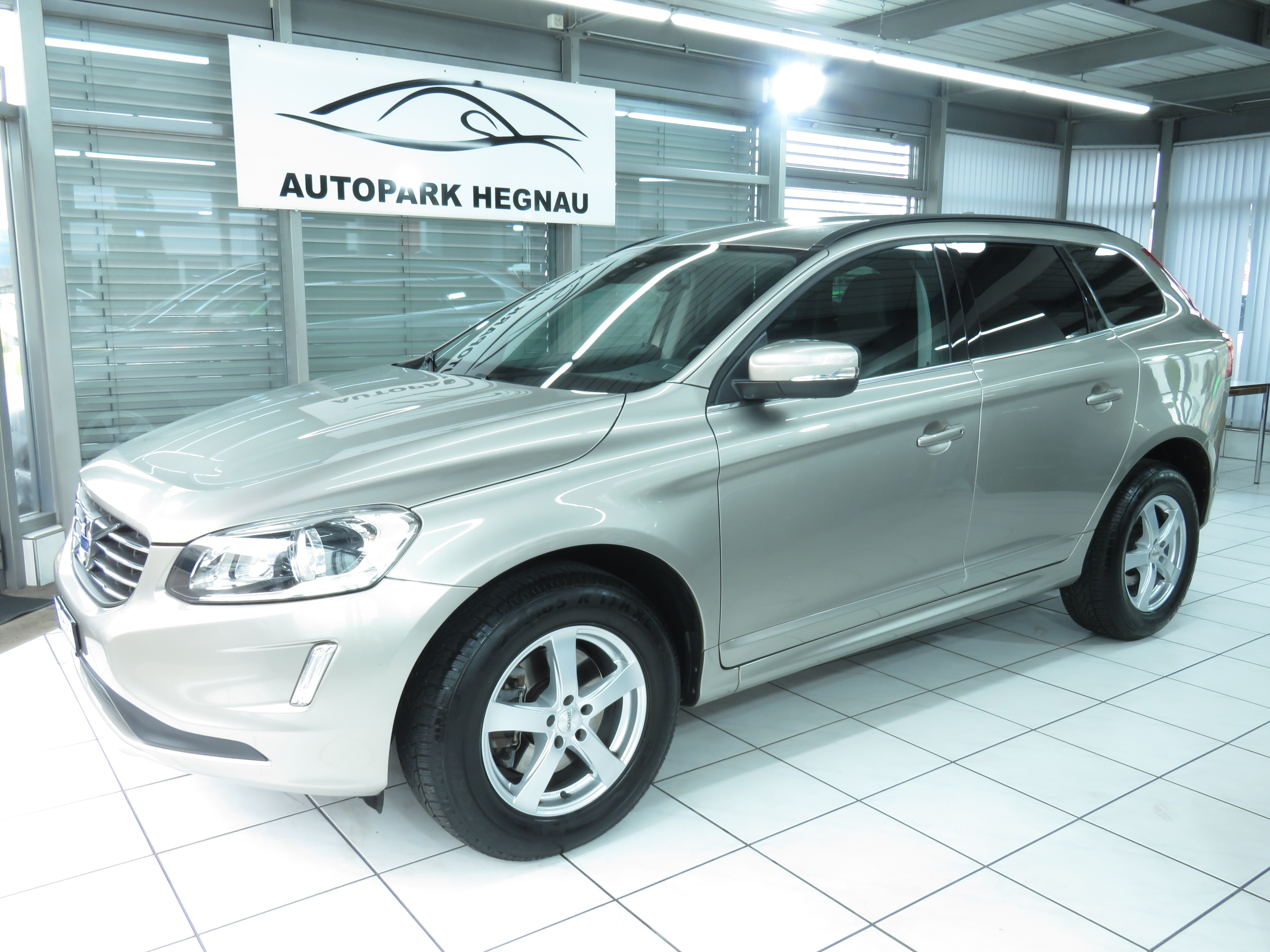 VOLVO XC60 D5 AWD Momentum Geartronic (Automat)