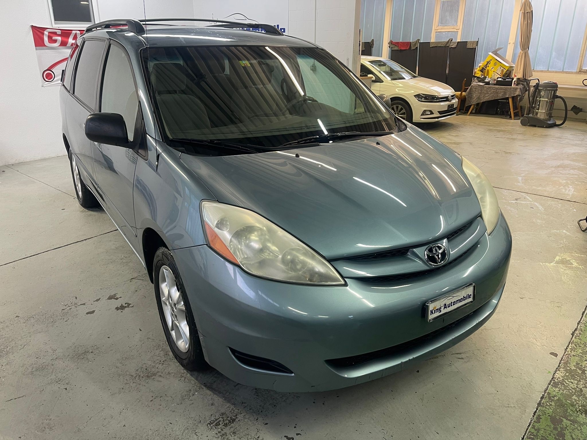 TOYOTA SIENNA LE AWD