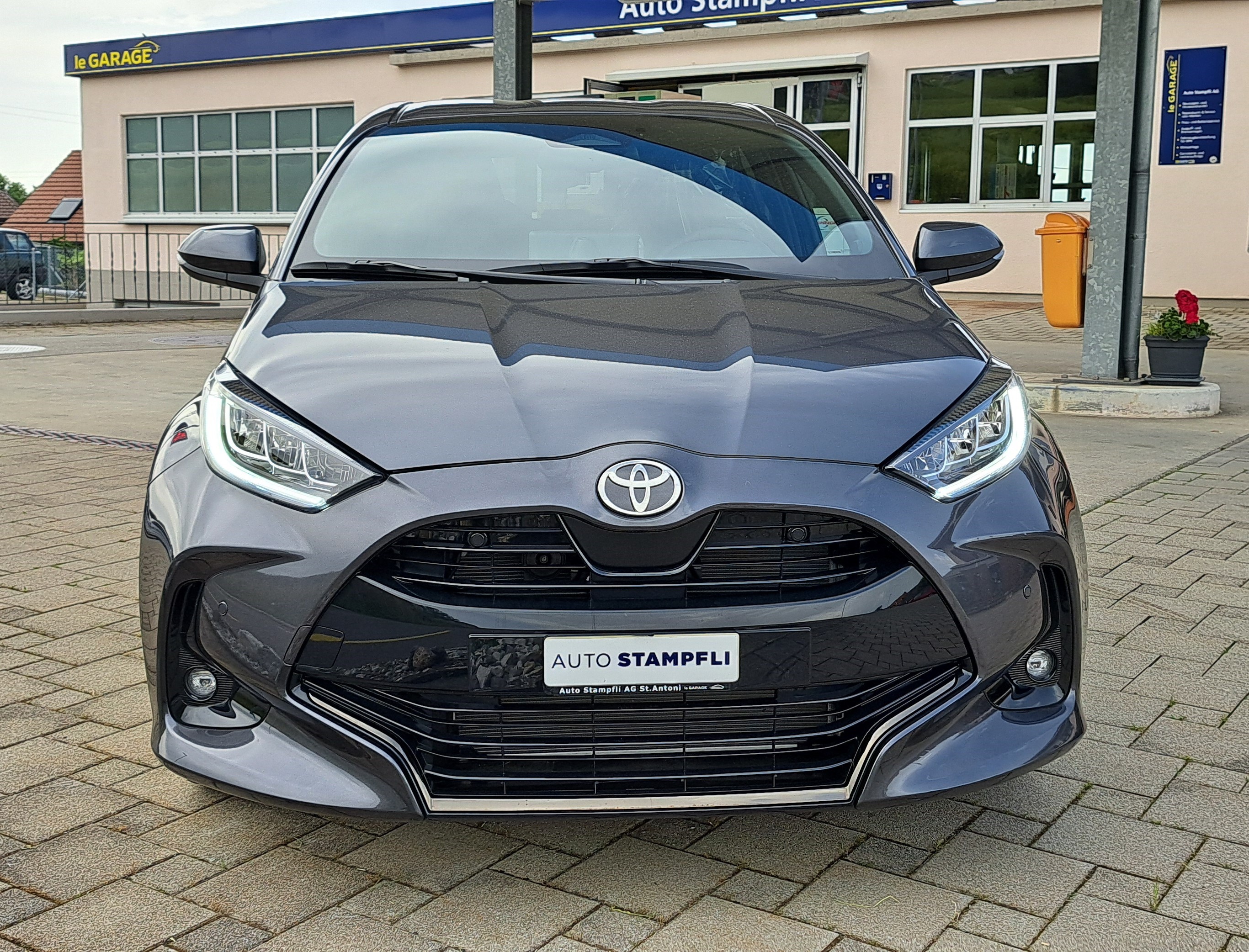 TOYOTA Yaris 1.5 Premium e-CVT 130 PS