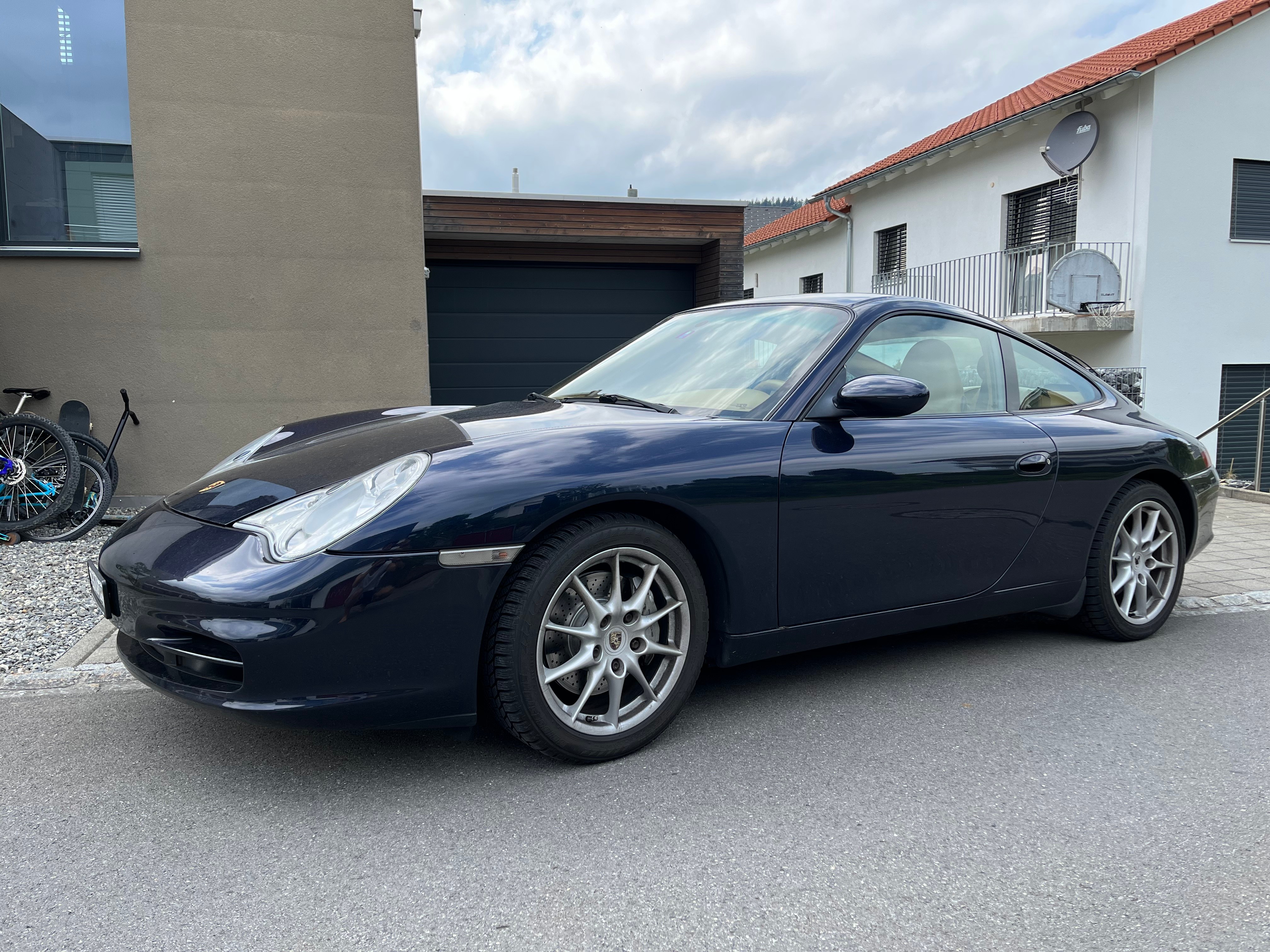 PORSCHE 911 Carrera 4