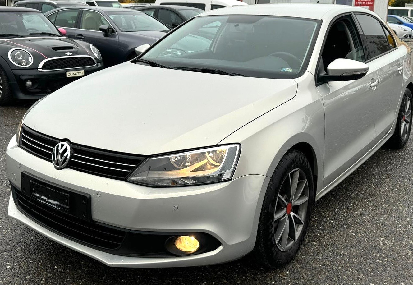 VW Jetta 1.2 TSI BlueMotion Technology Limousine (Radio CD * Alufelgen * Sensoren * Multilenkrad * MFK 09.2023 * BO5)