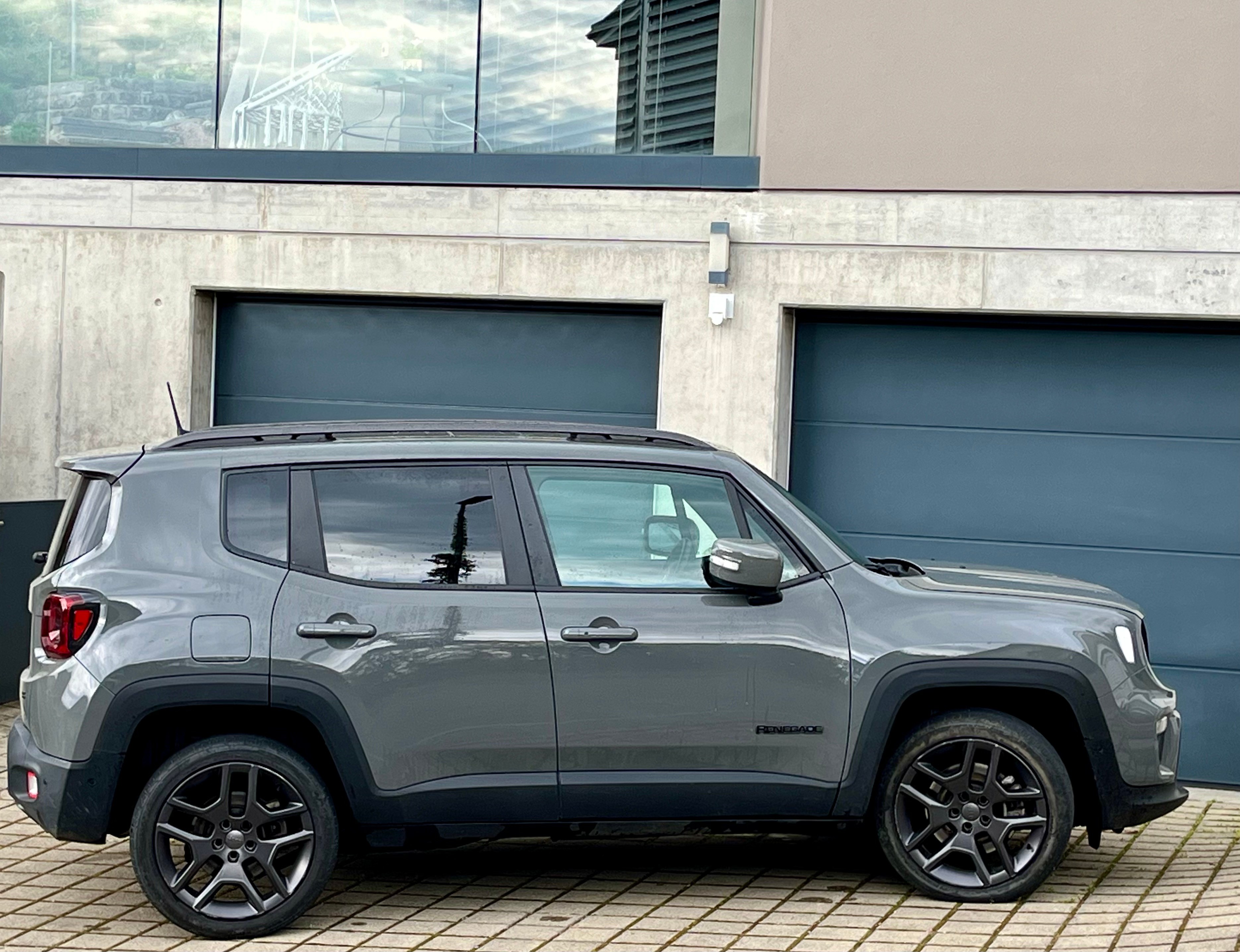 JEEP Renegade 1.3 T PHEV Limited AWD mit AHK, 8-fach, Top Ausrüstung (Glasschiebedach etc.)