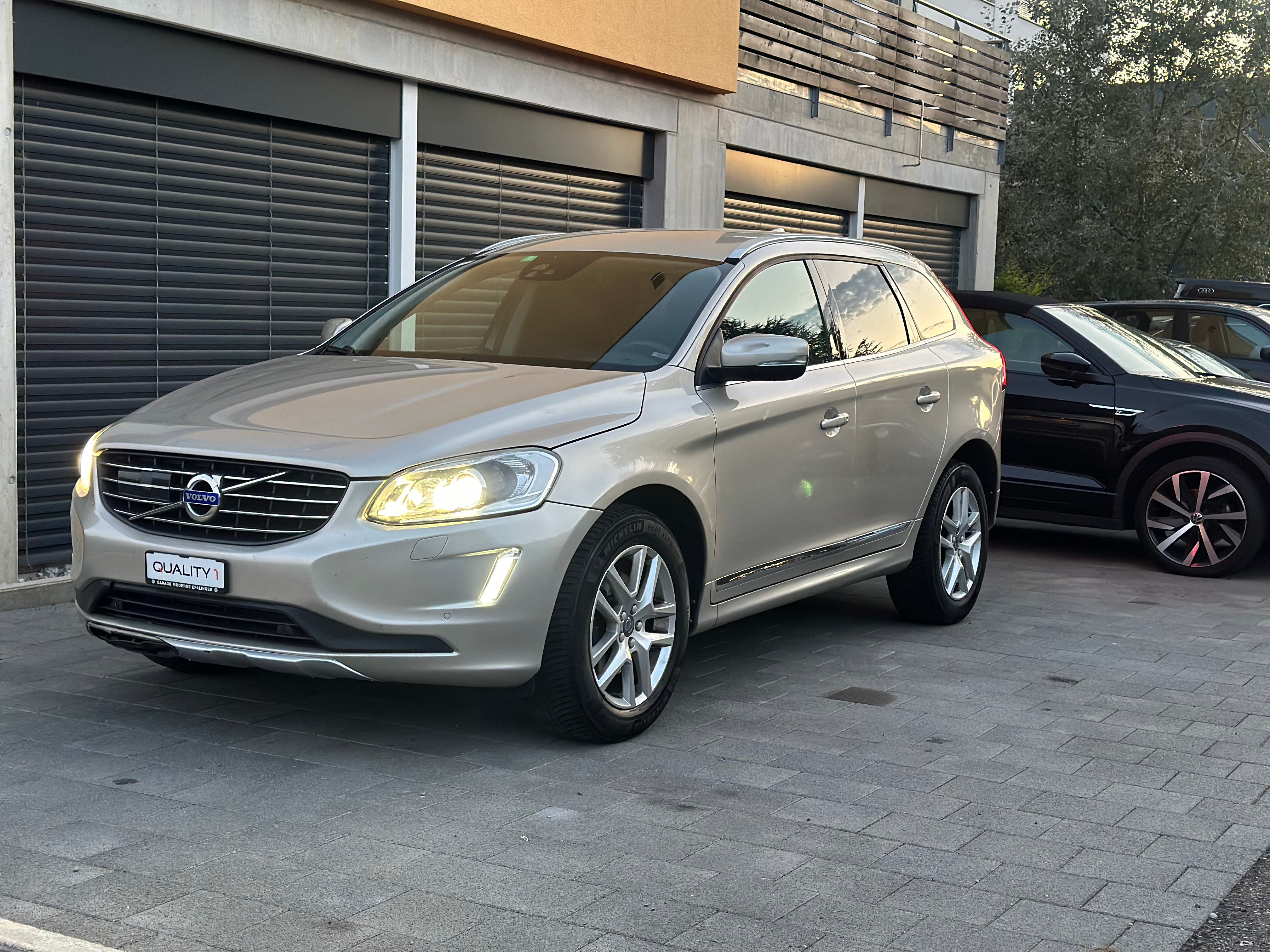 VOLVO XC60 T5 AWD Momentum R-Design Geartronic