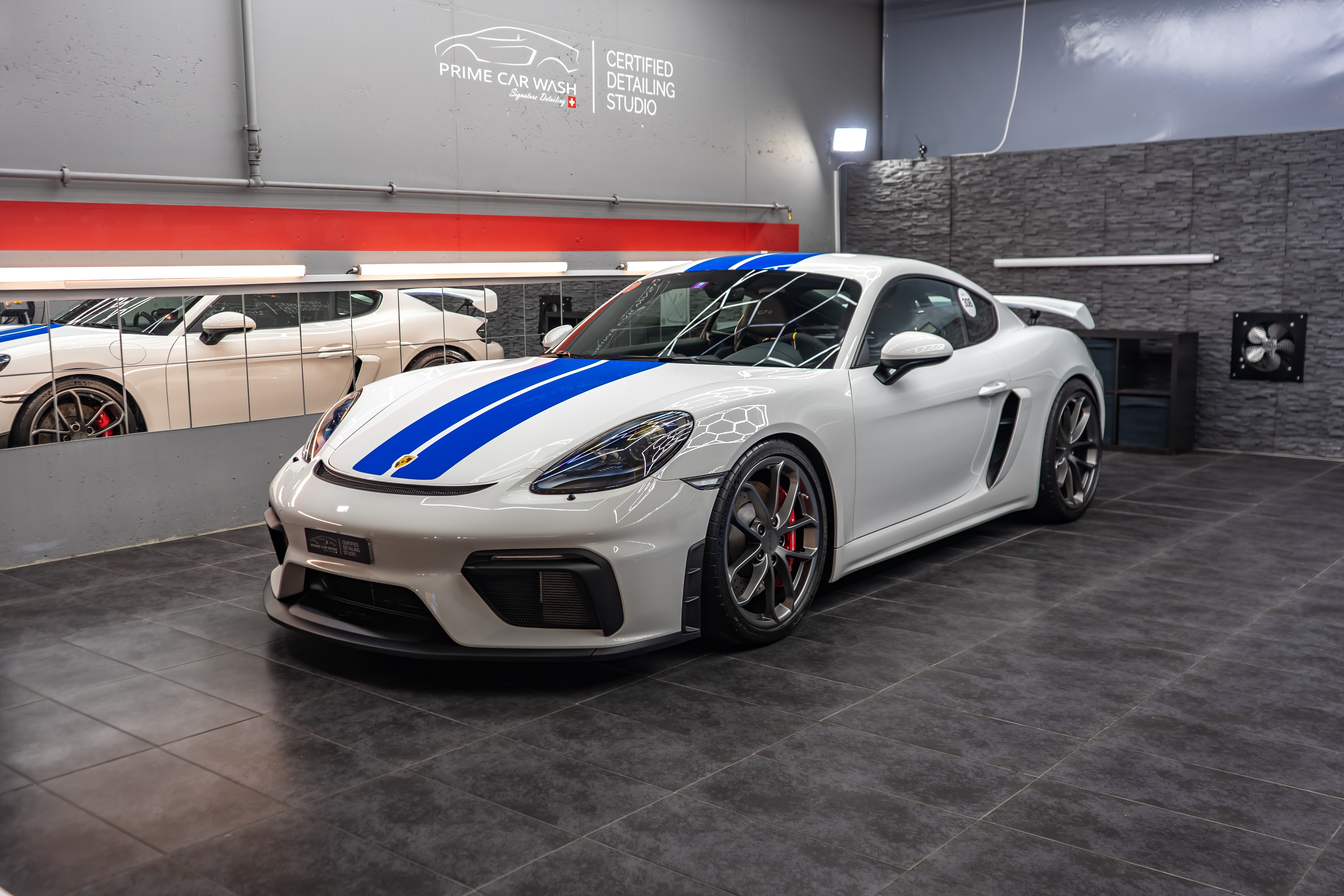 PORSCHE 718 Cayman GT4