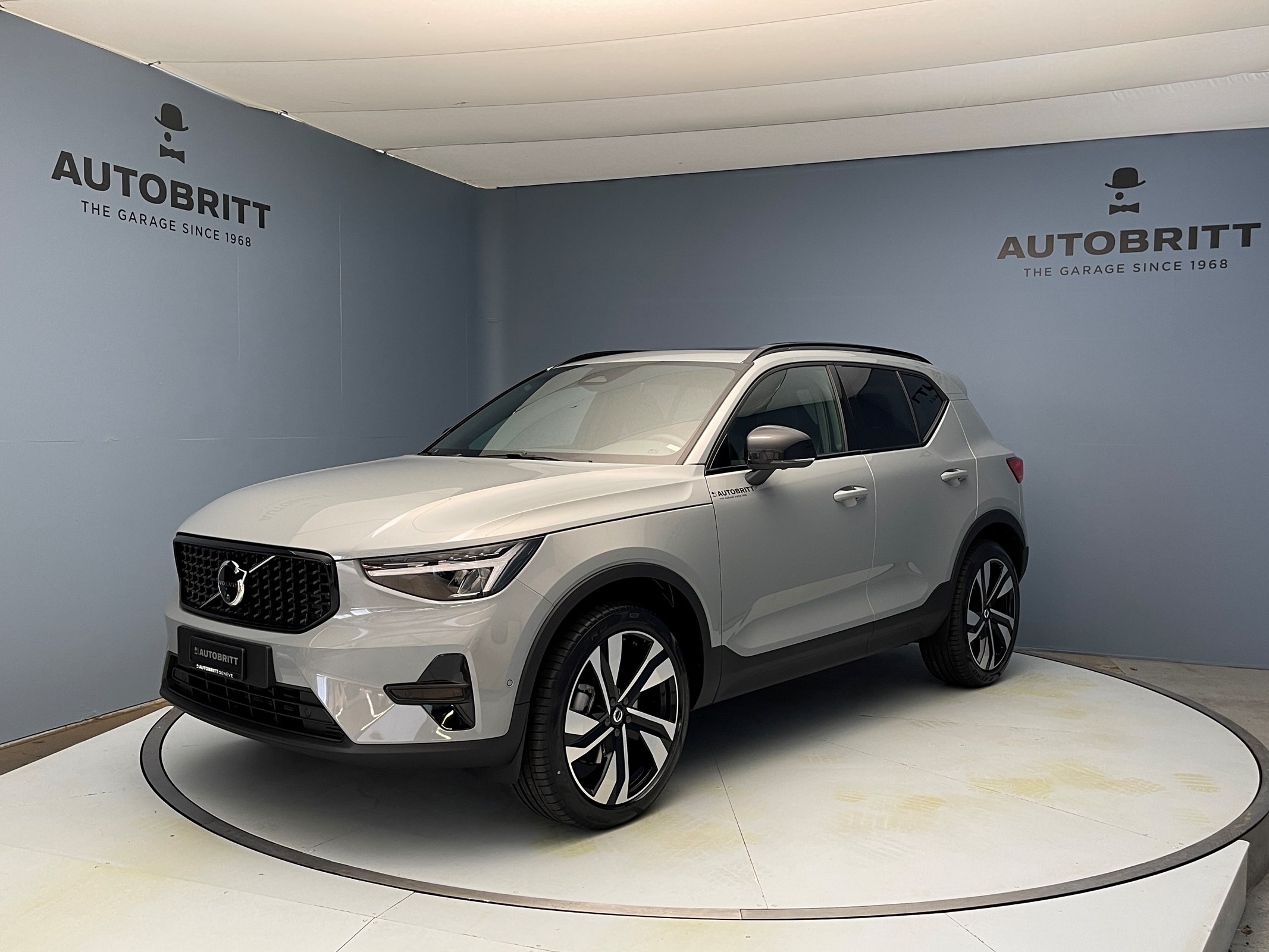 VOLVO XC40 2.0 B3 MH Plus Dark