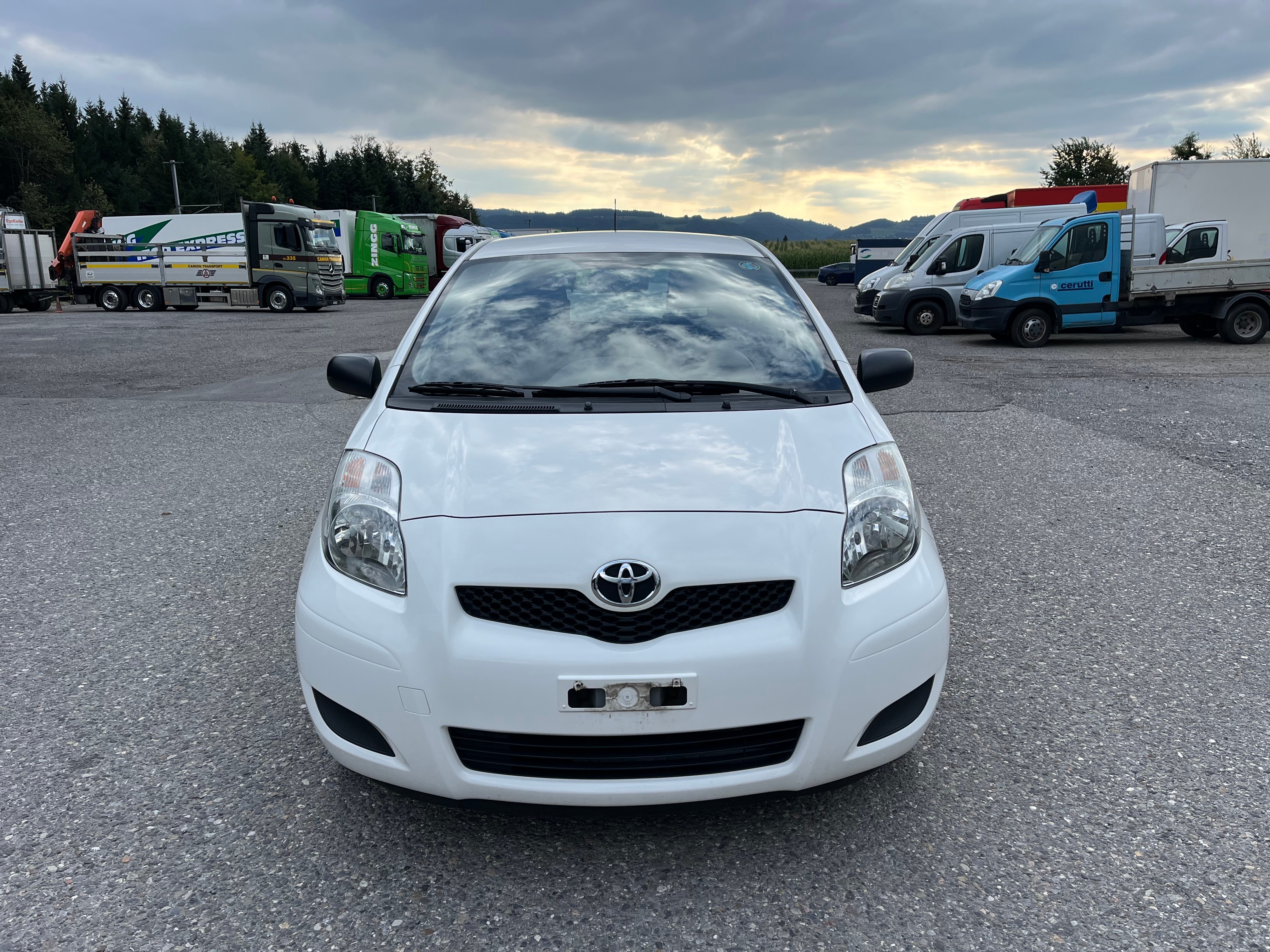 TOYOTA Yaris 1.0 Linea Terra