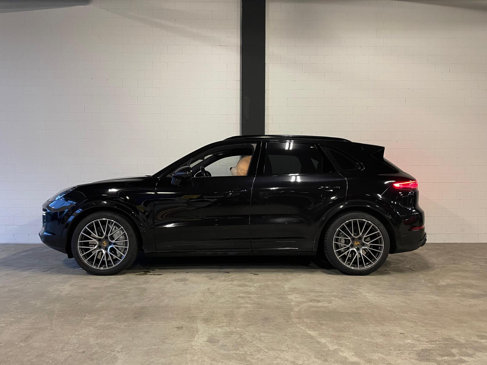 PORSCHE Cayenne Turbo mit Sport Design Paket