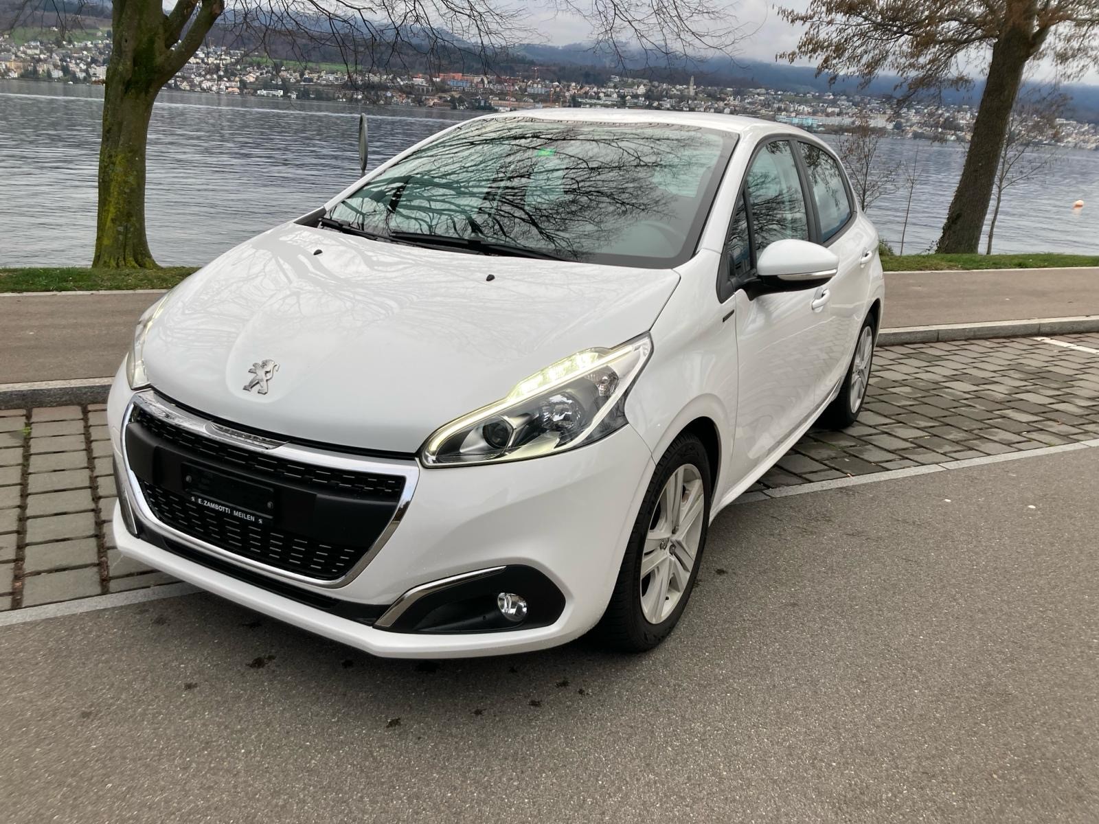 PEUGEOT 208 1.2 PureTech Signature