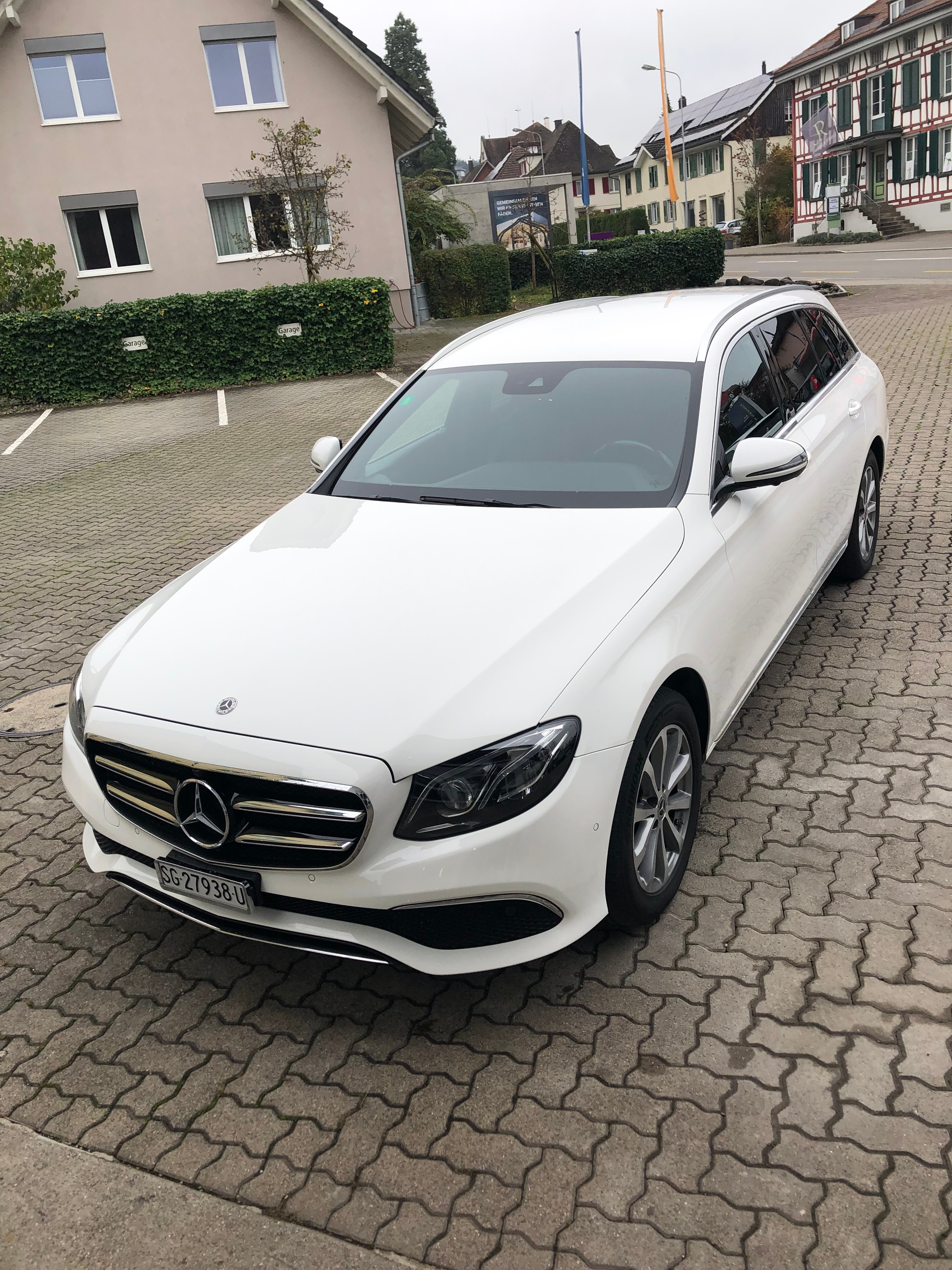 MERCEDES-BENZ E 220 d Swiss Star Avantgarde 4Matic 9G-Tronic