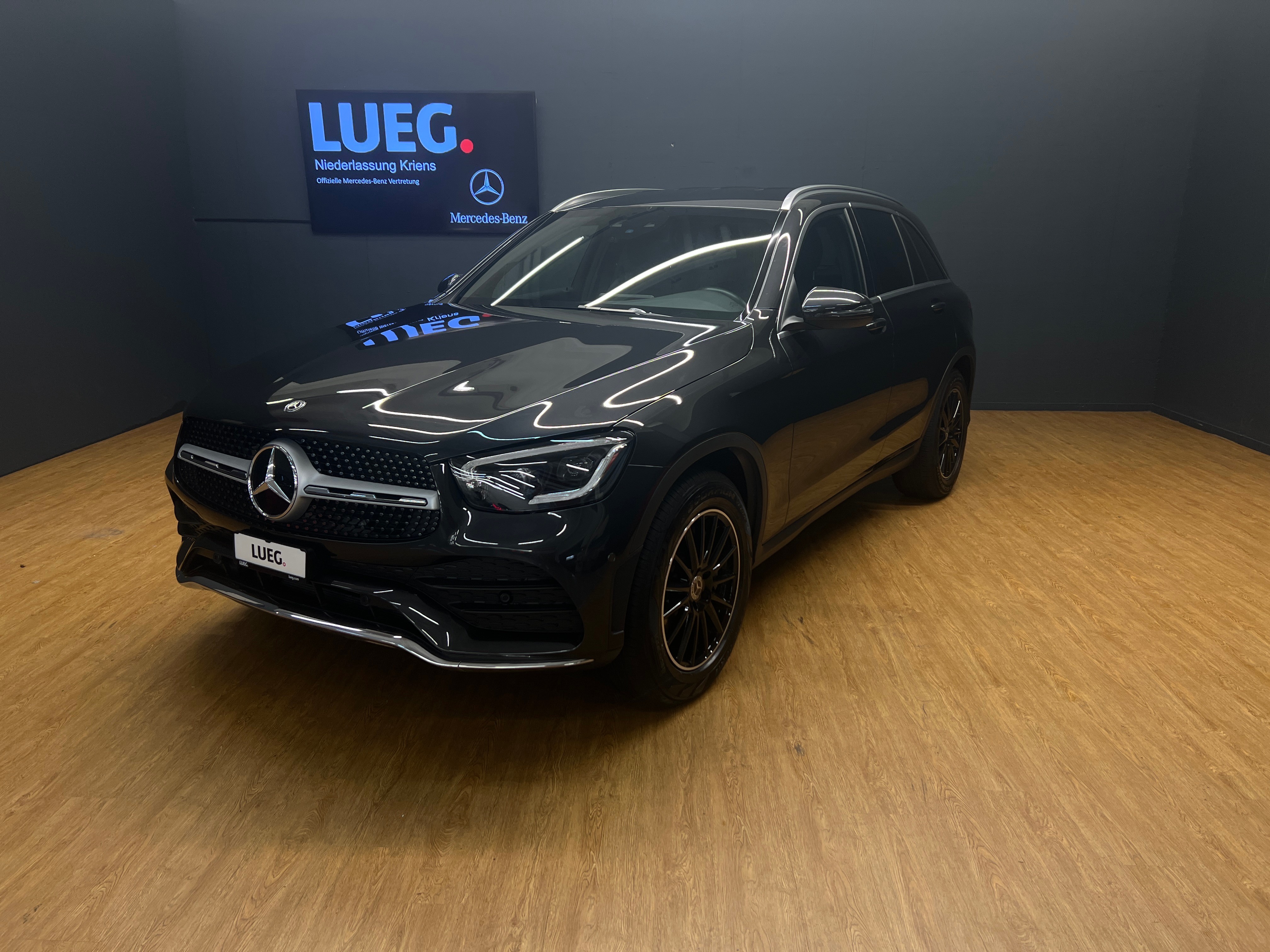 MERCEDES-BENZ GLC 300 4M - AMG / Multibeam LED / AIR Body Control / Sitzmemory / Ambiente-Licht