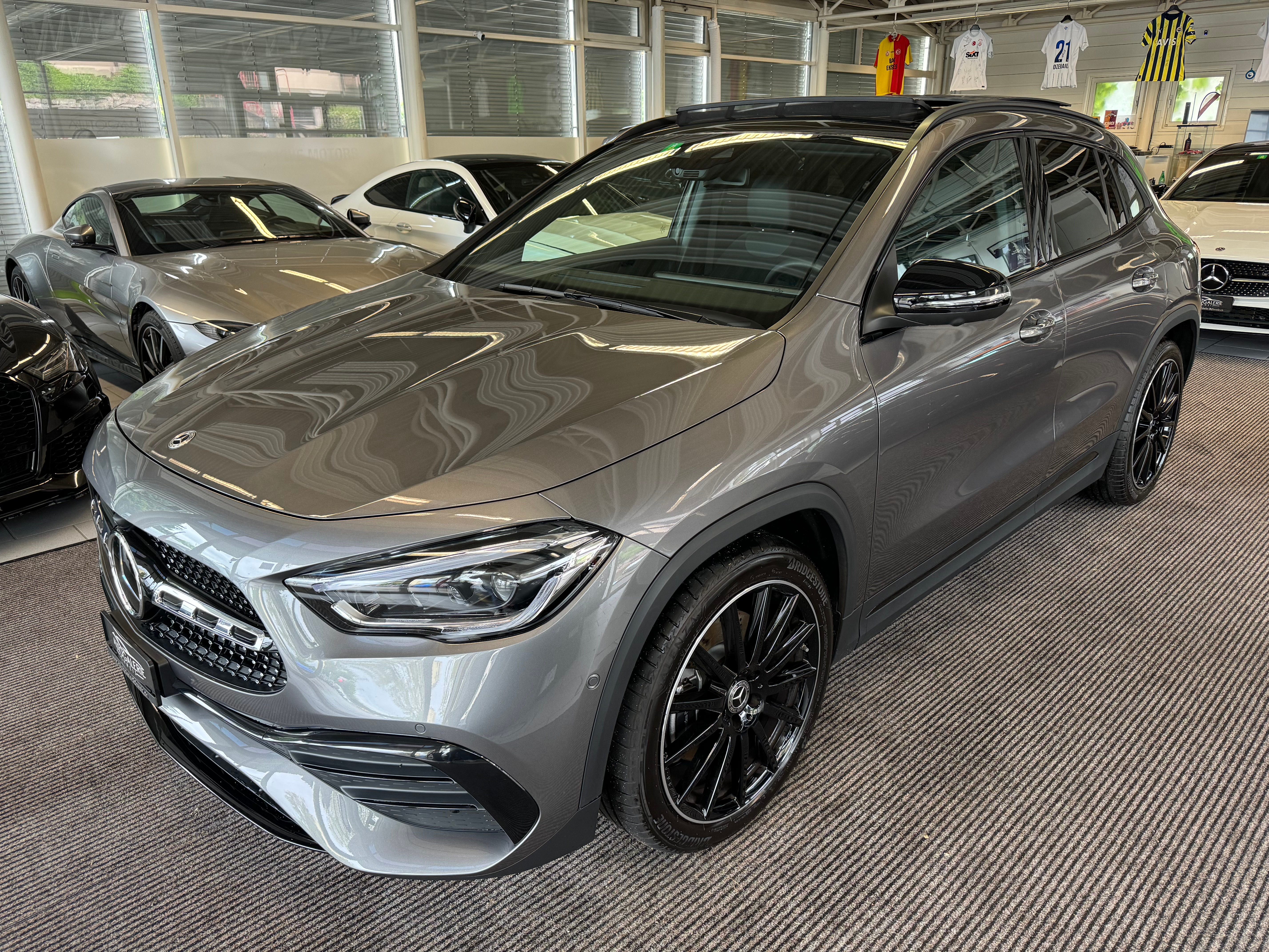 MERCEDES-BENZ GLA 250 4Matic AMG Line BLACK | CH Fahrzeug | Garantie & Gratis Service | Erstbesitz | AHK | Panorama |