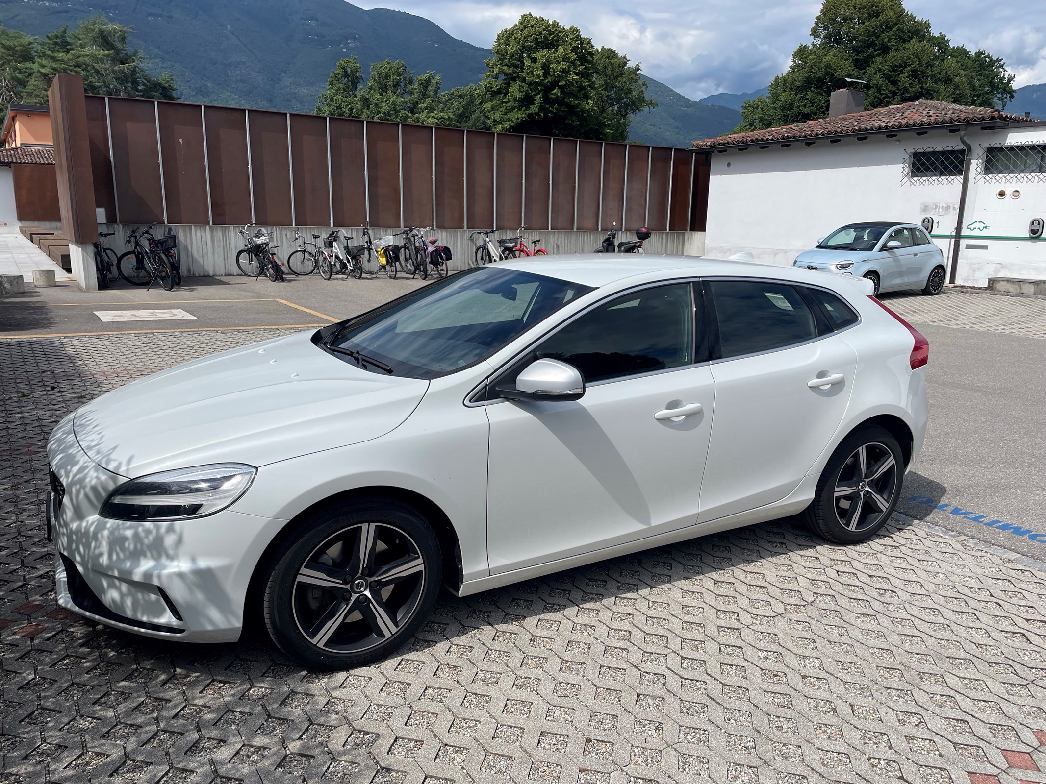 VOLVO V40 T3 R-Design