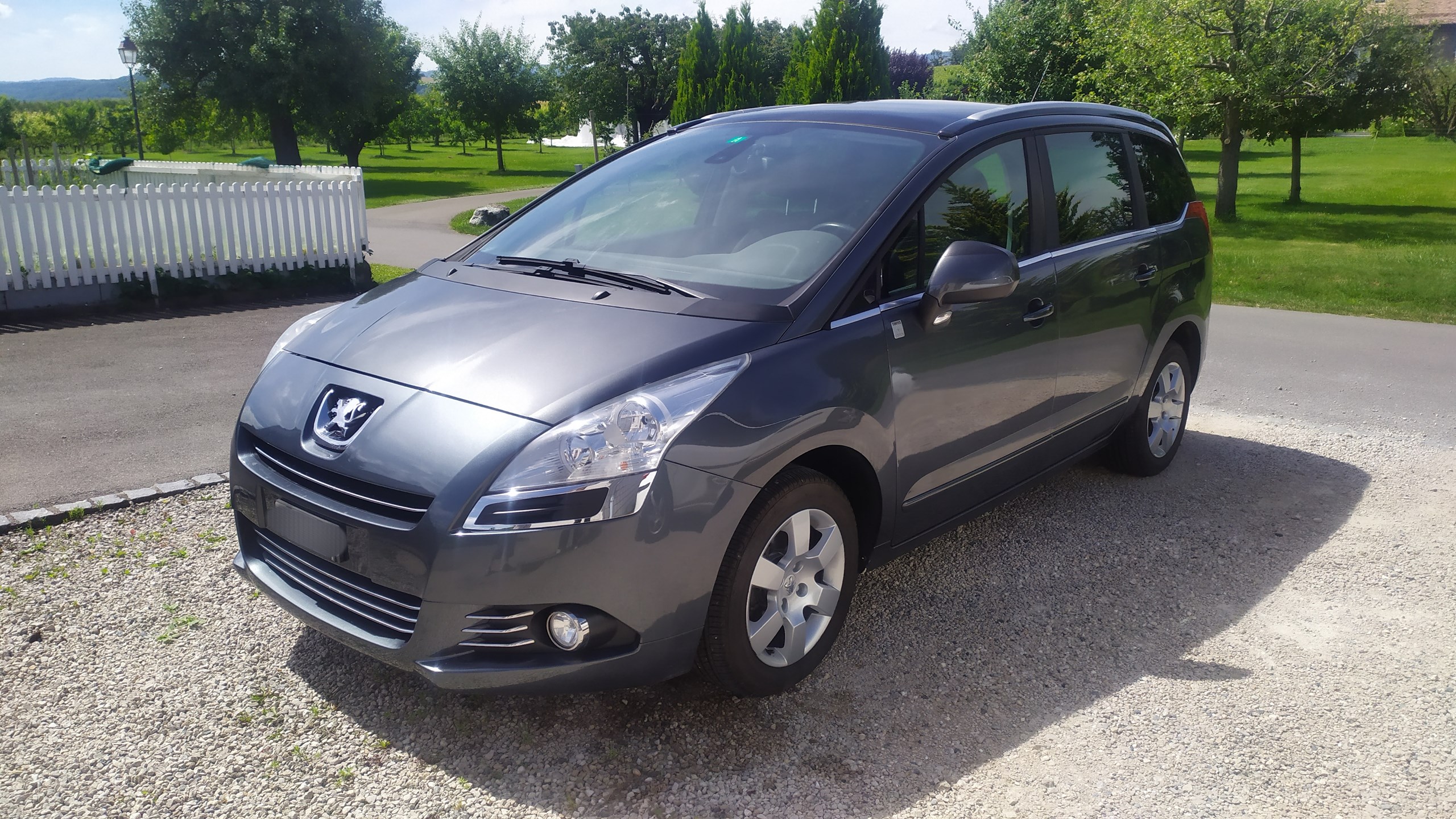 PEUGEOT 5008 1.6 16V T Swiss Edition