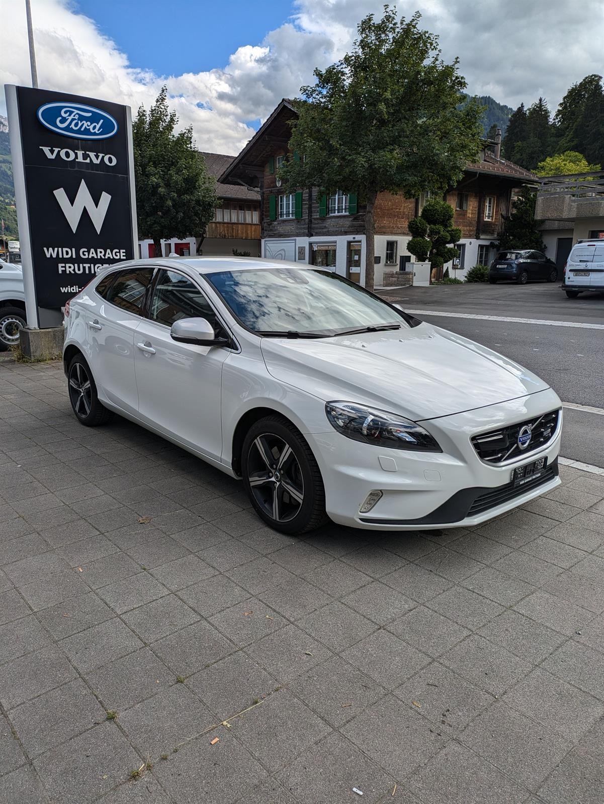 VOLVO V40 2.0 D4 R-Design