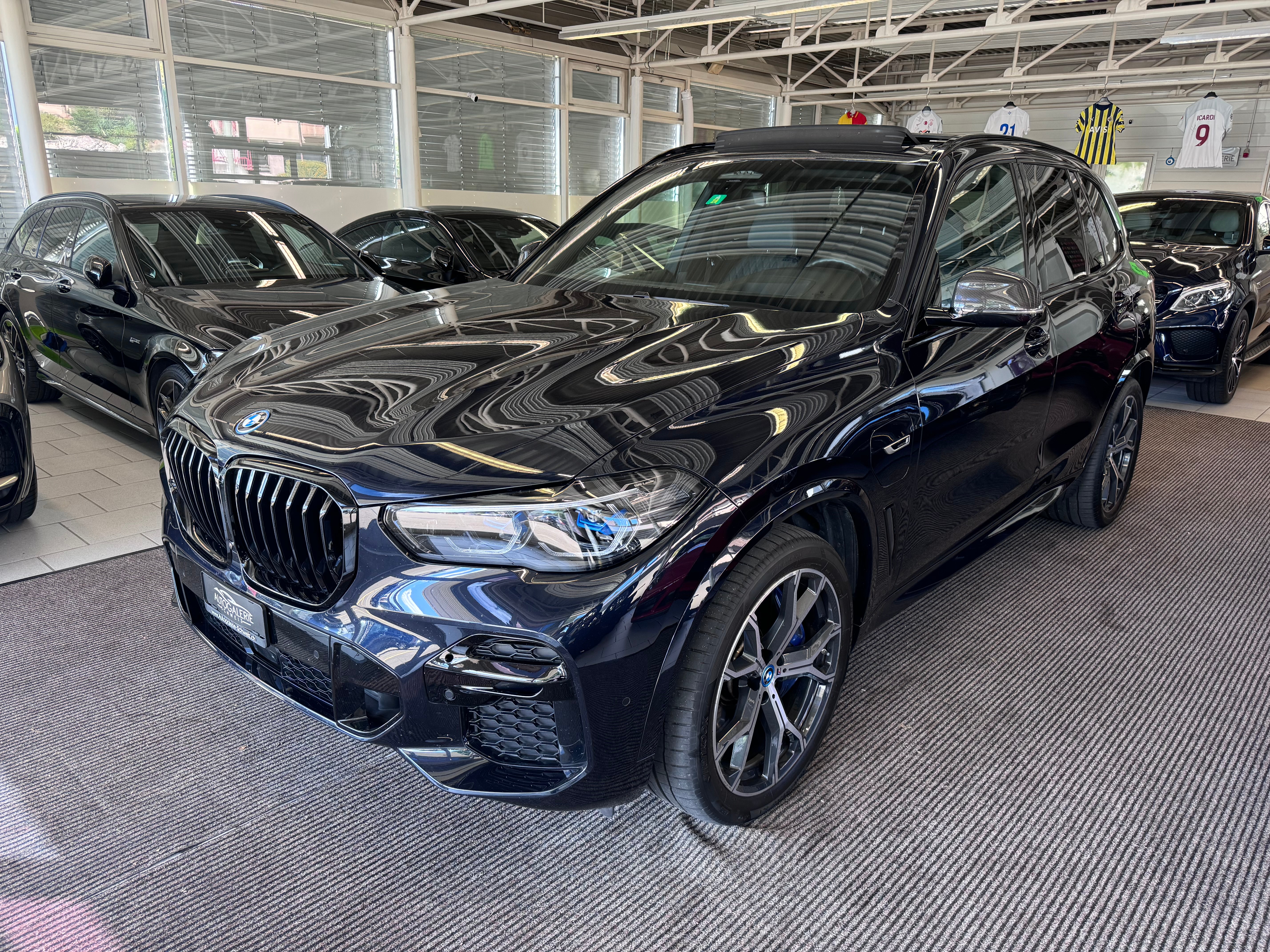 BMW X5 xDrive45e M Sport | CH Fzg. | NP: 135K | AHK | Pano | Carbonschwarz | 4J. Gar. |