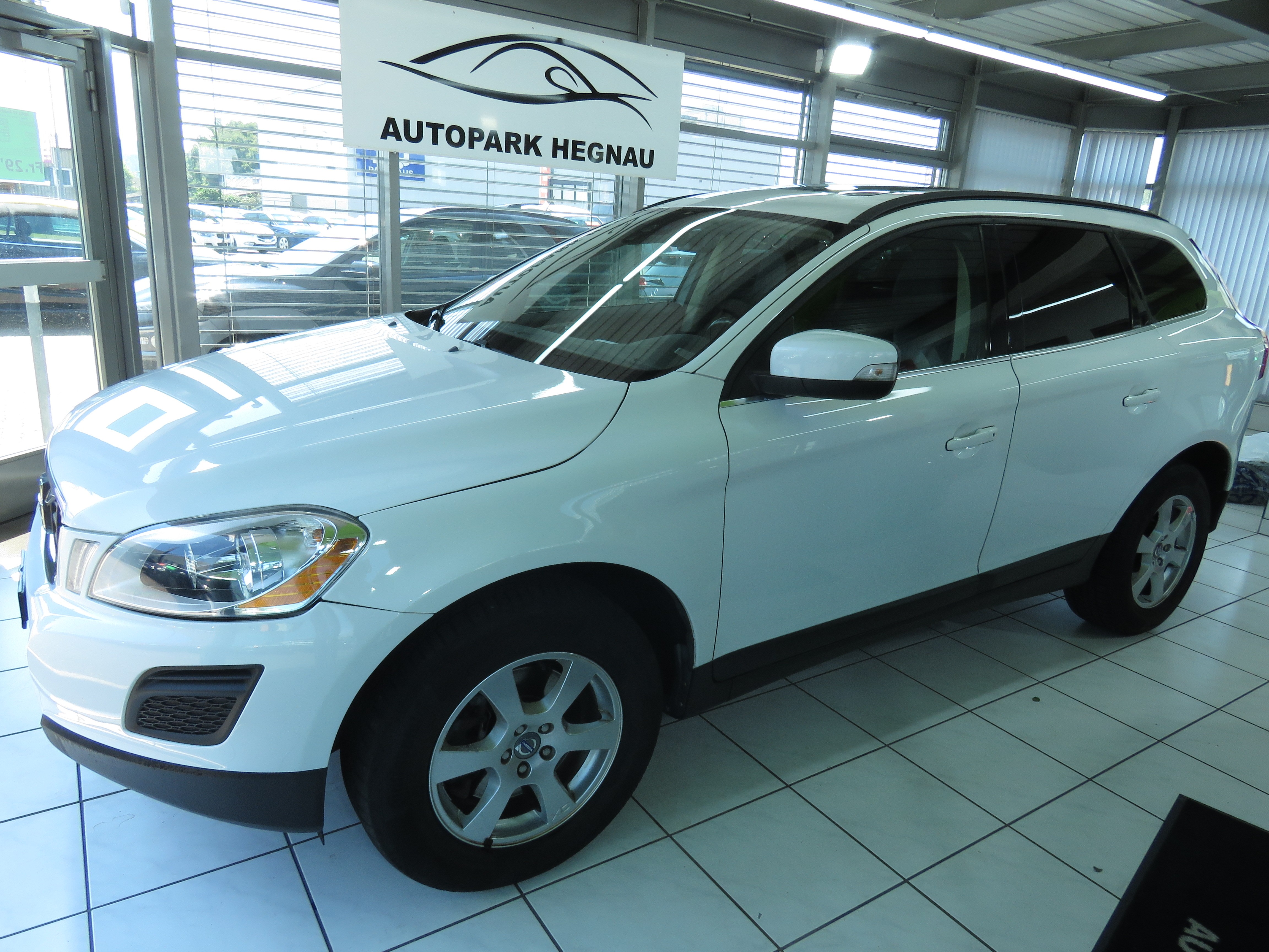 VOLVO XC60 D3 AWD Momentum Geartronic (AHK 1.8 t)