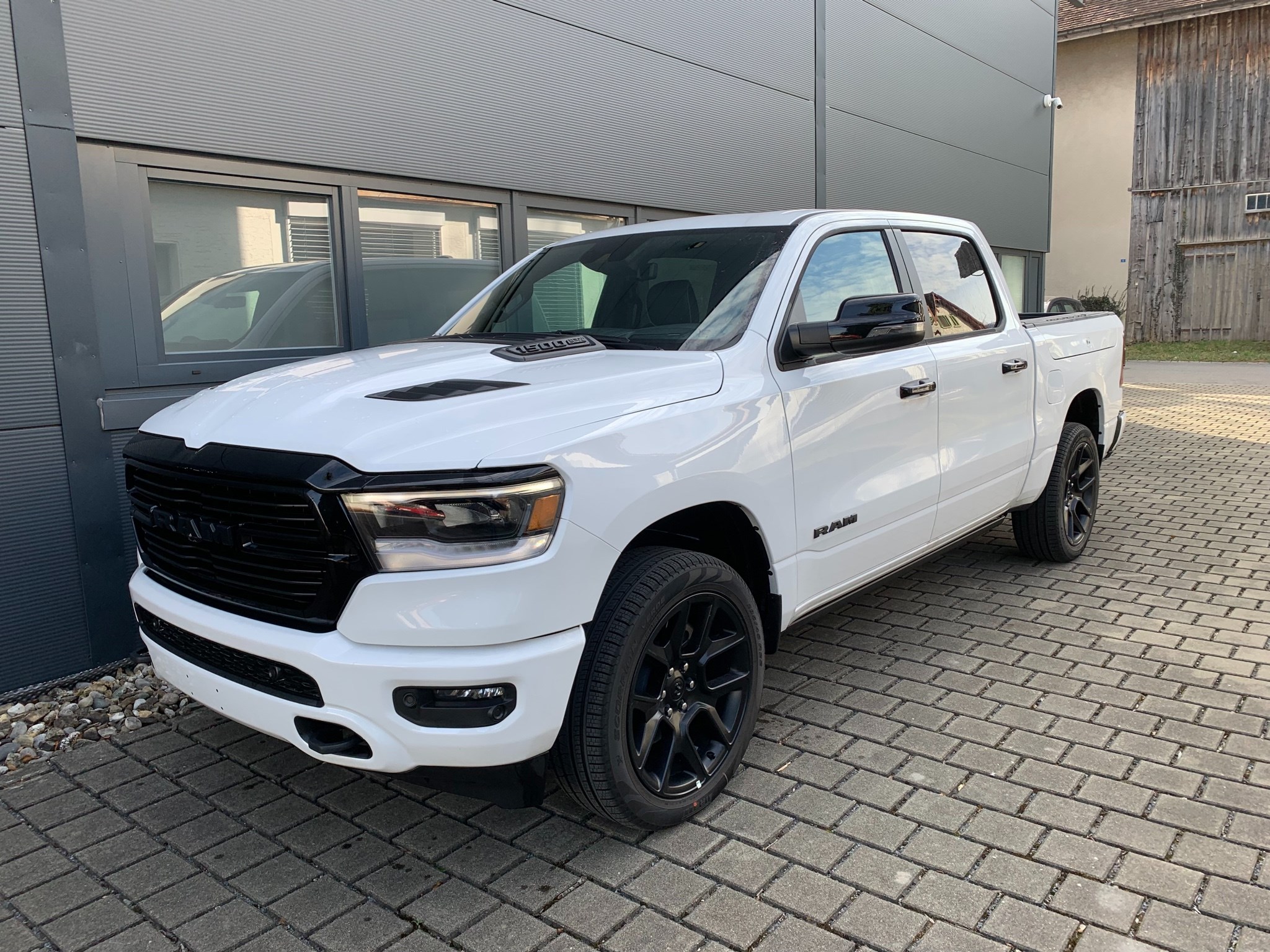 DODGE Ram 1500 Laramie Crew Cab Night Edition 5.7 V8