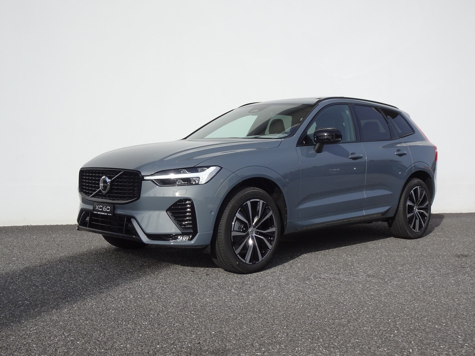 VOLVO XC60 2.0 B5 MH Ultimate Dark AWD