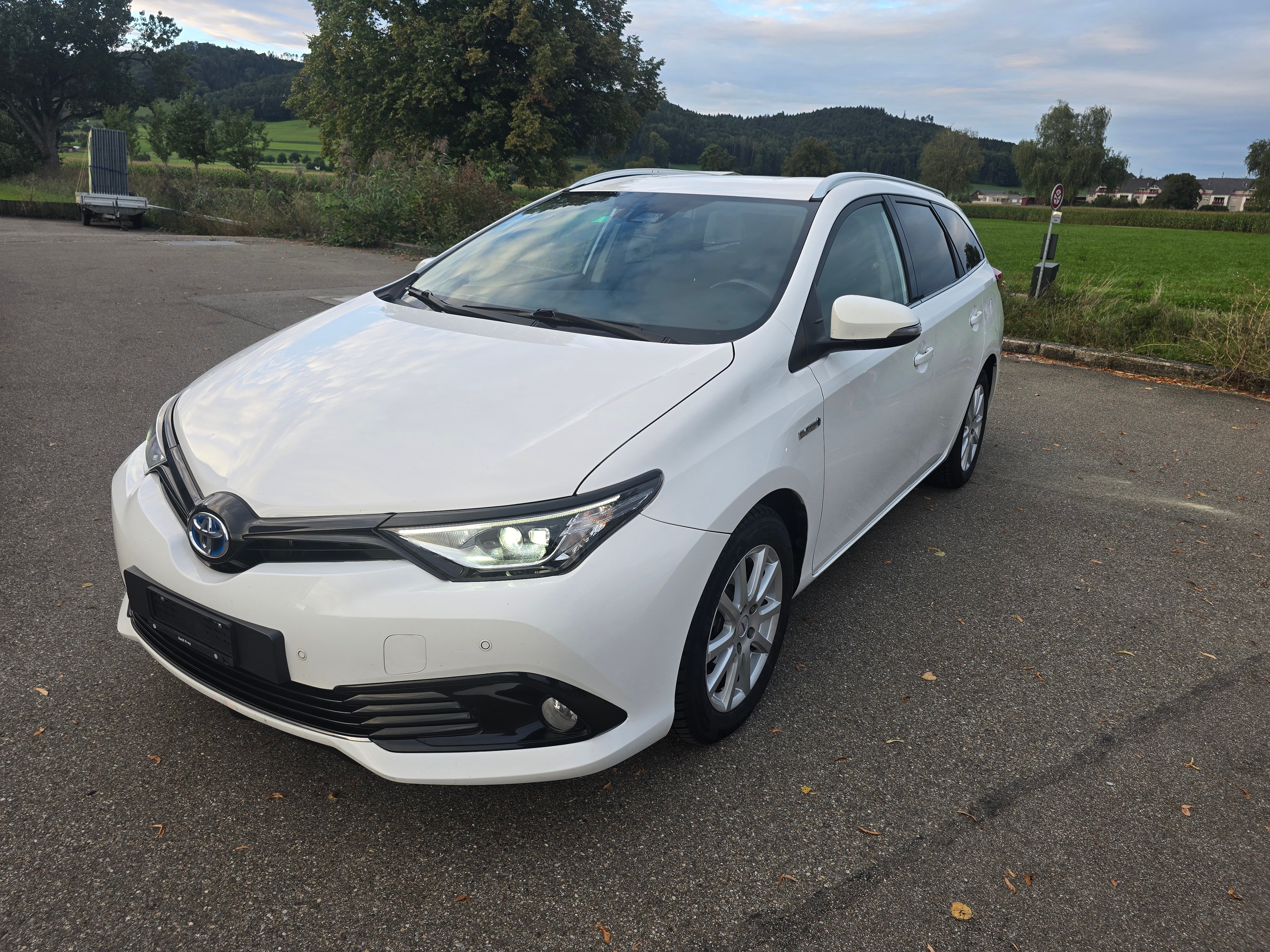 TOYOTA Auris Touring Sports 1.8 HSD Trend e-CVT*Frisch ab Service *Frisch ab MFK*