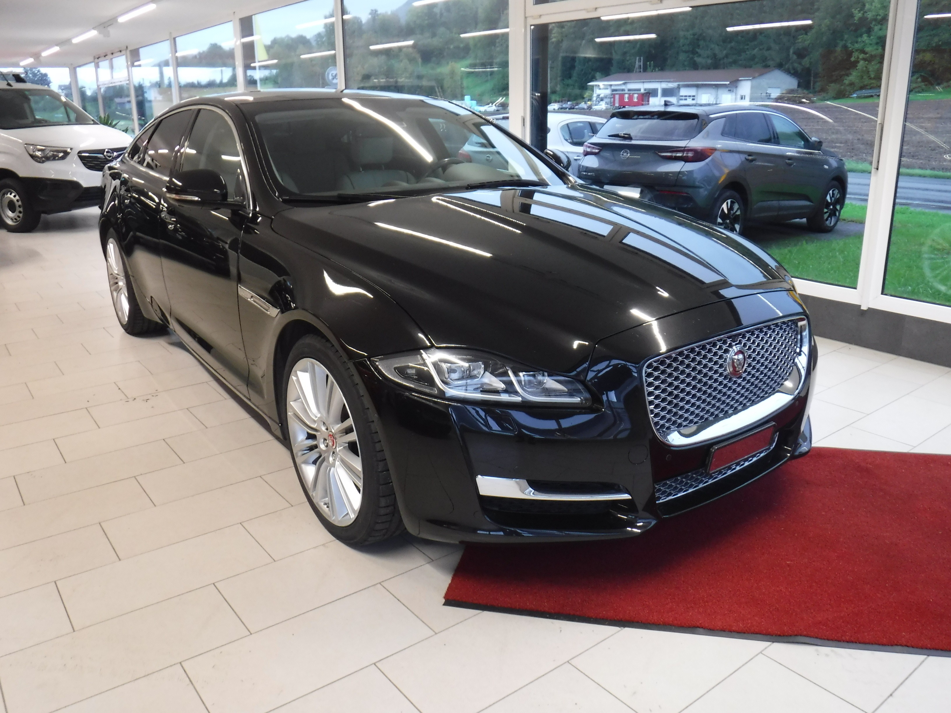 JAGUAR XJ 3.0 V6 S/C Premium Luxury Automatic AWD